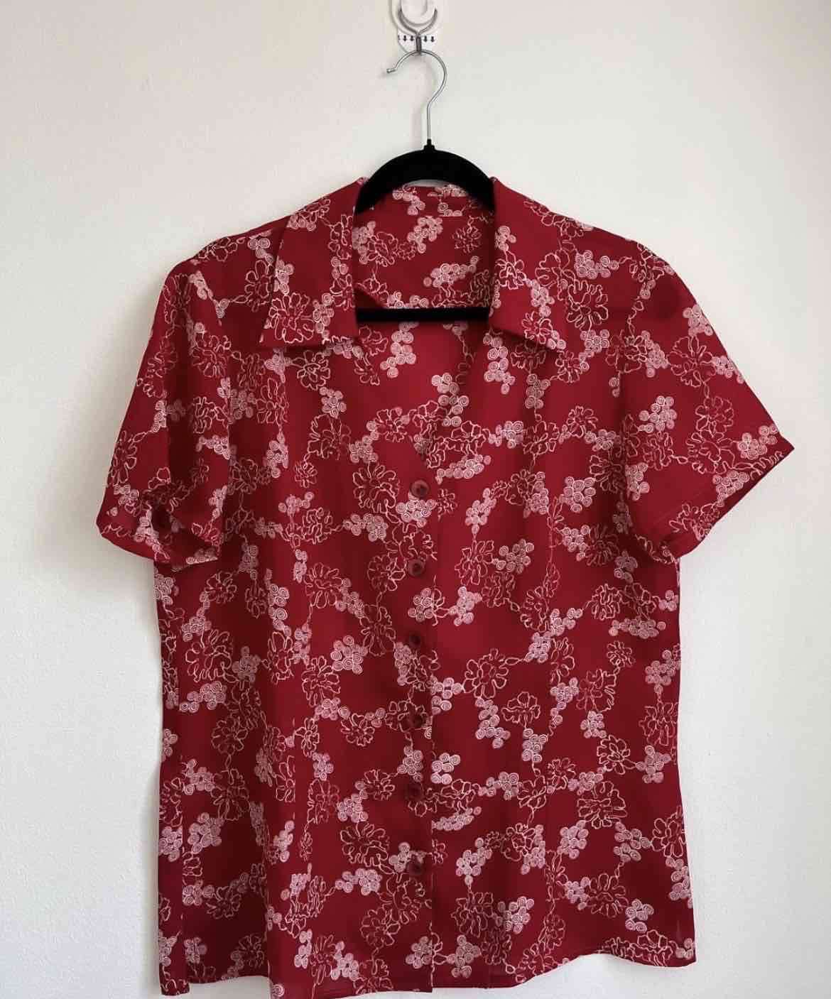 Camisa roja estampada floral