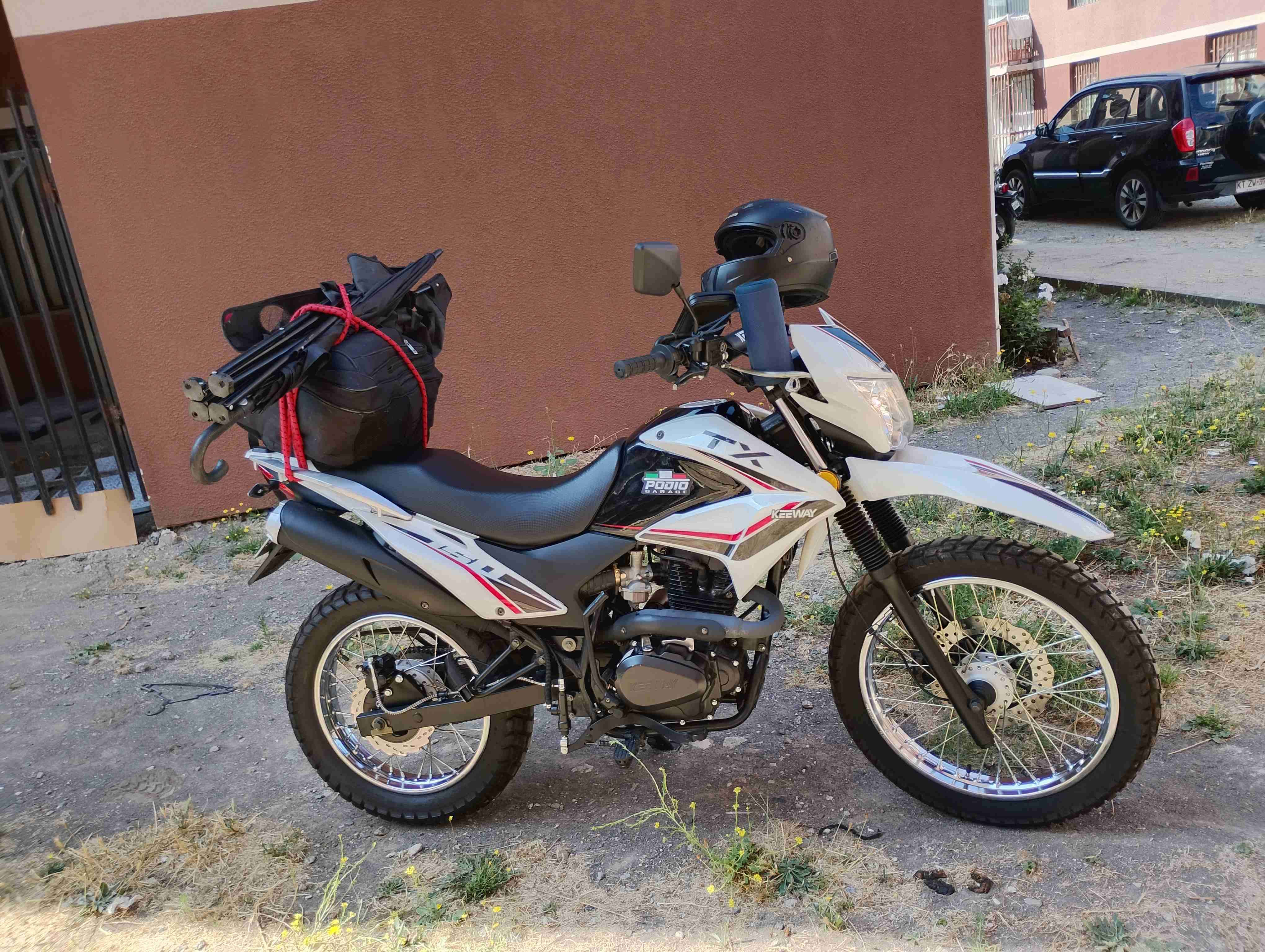 Moto deportiva negra y blanca - miniatura 2