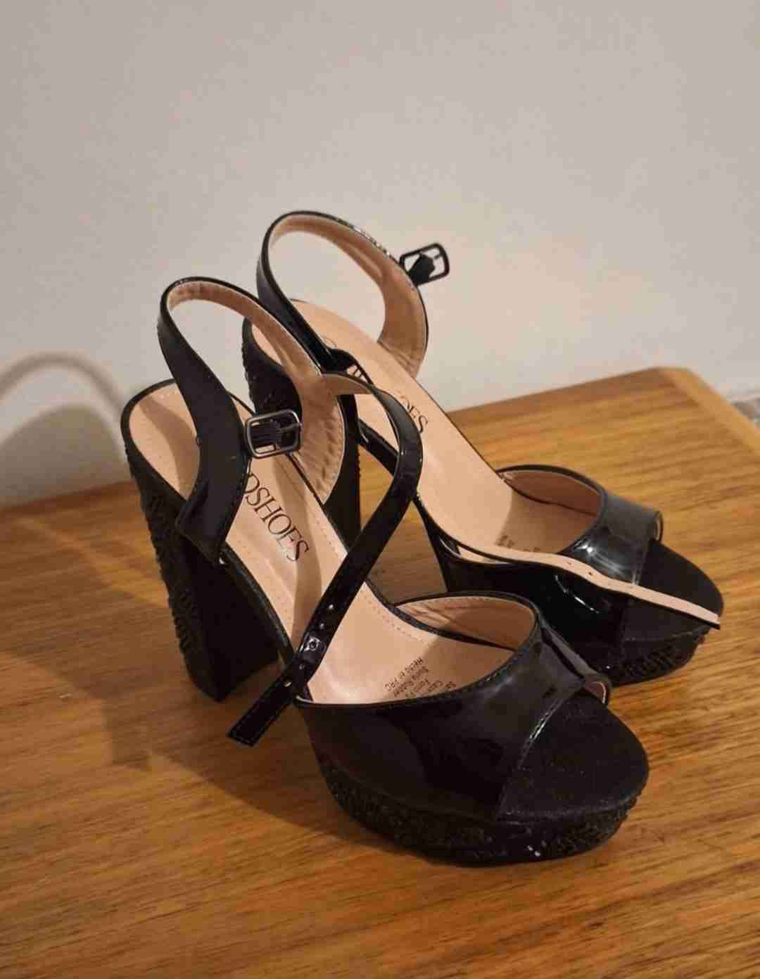 Tacones negros