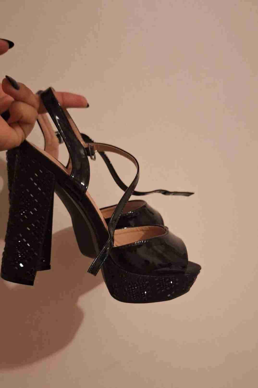 Tacones negros - miniatura 2