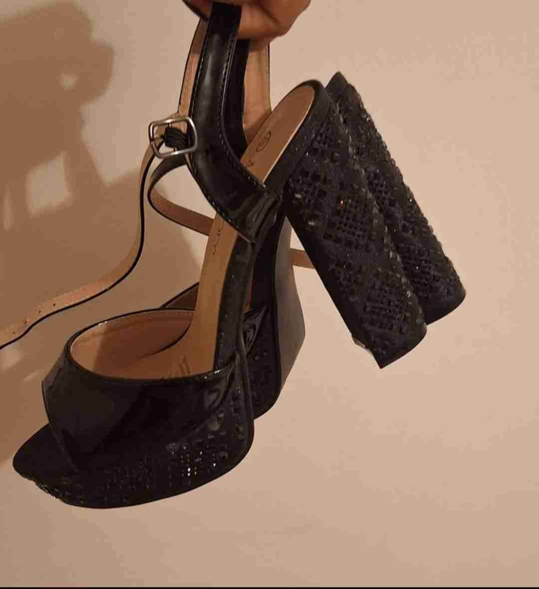 Tacones negros - miniatura 3