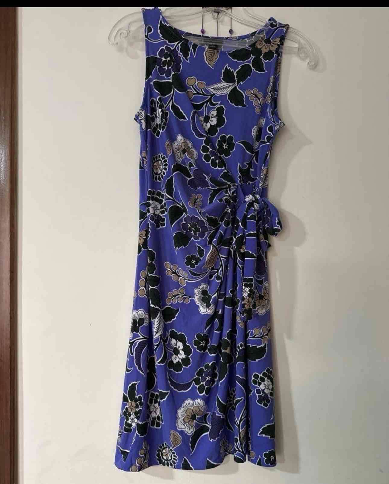 Vestido floral azul sin mangas