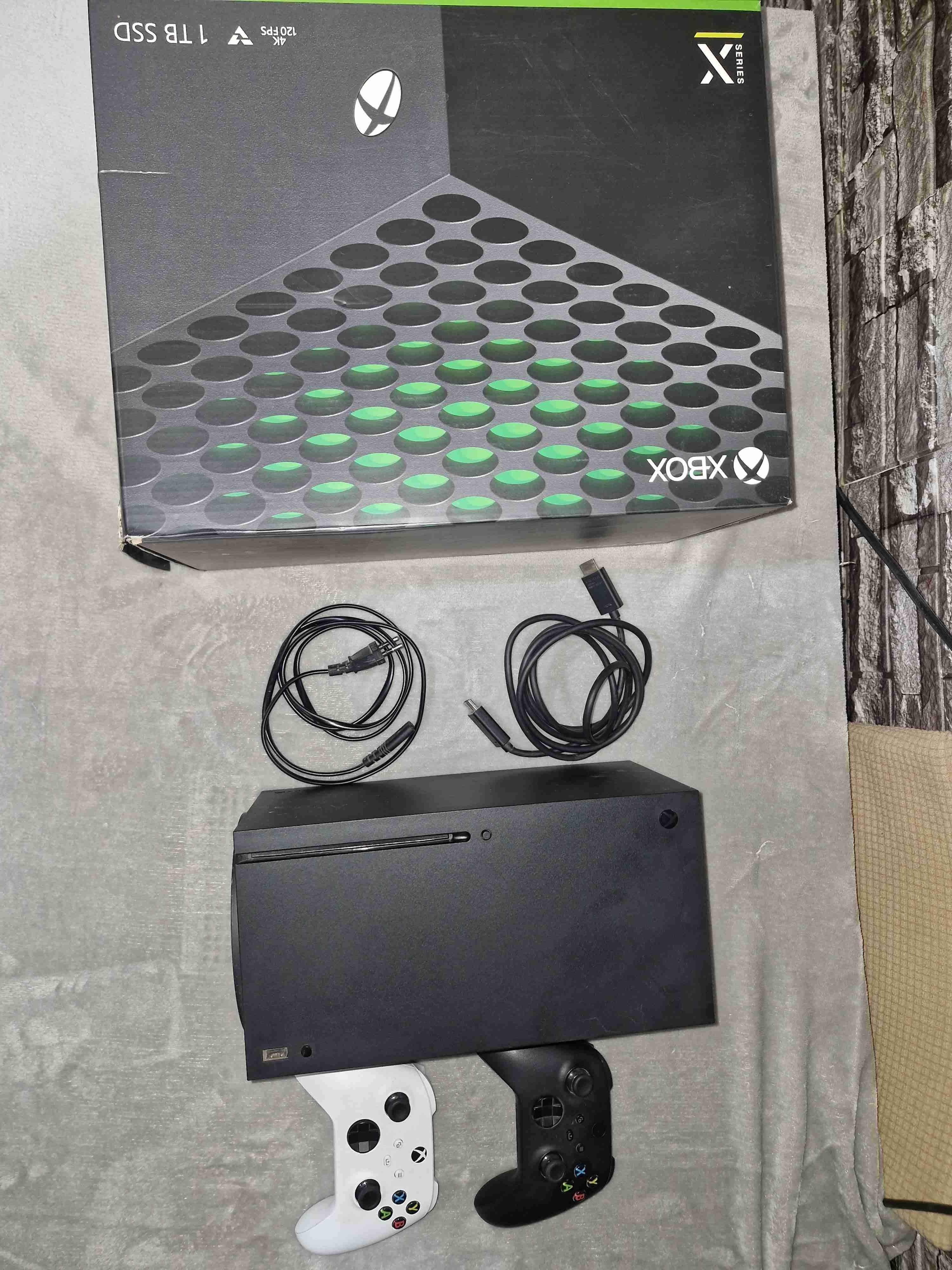 Consola de videojuegos con dos controles - miniatura 2