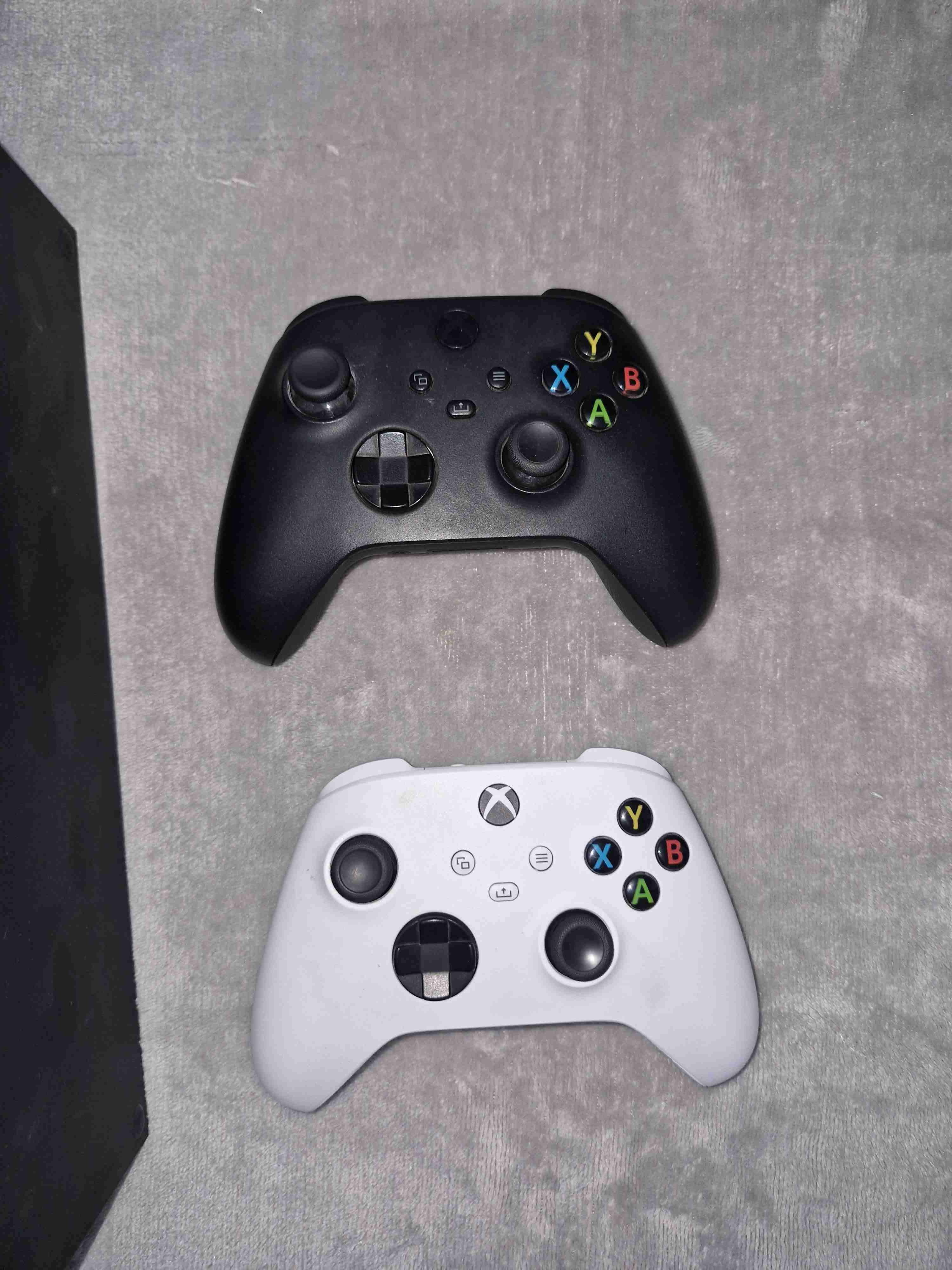 Consola de videojuegos con dos controles - miniatura 3