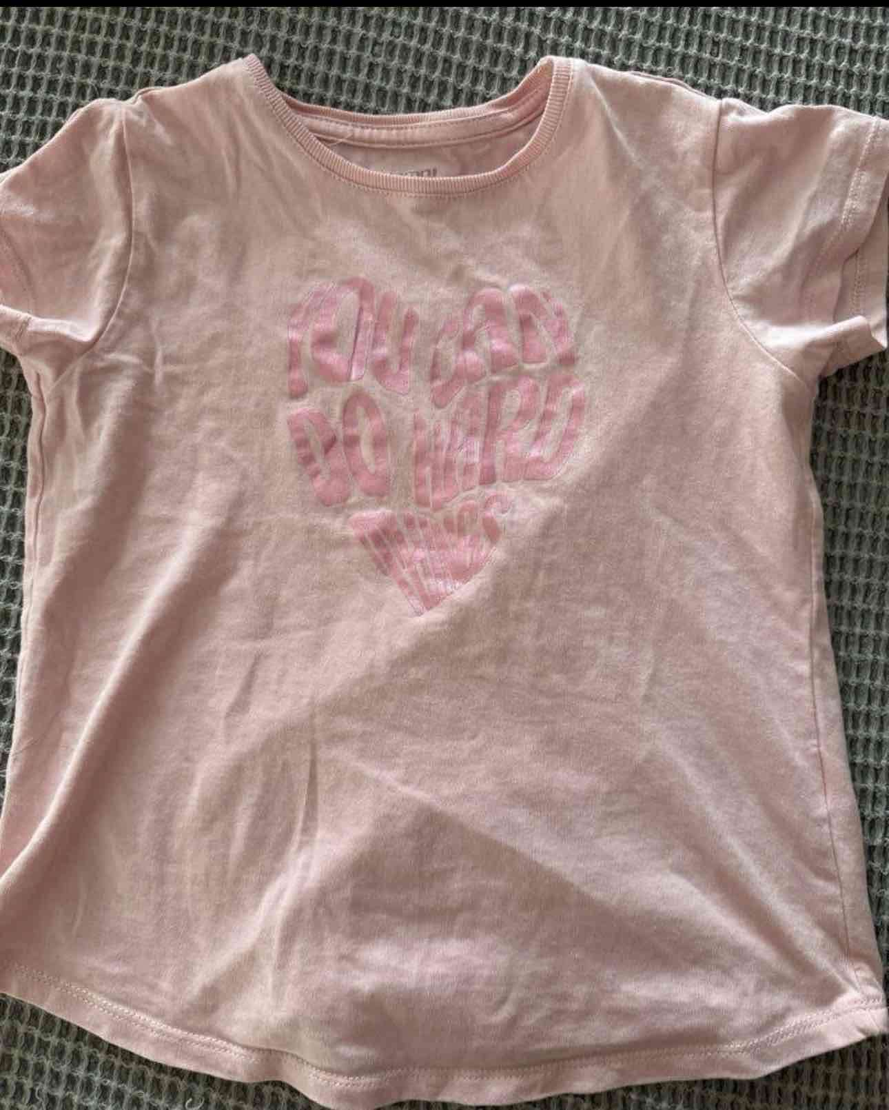 Polera rosada con estampado