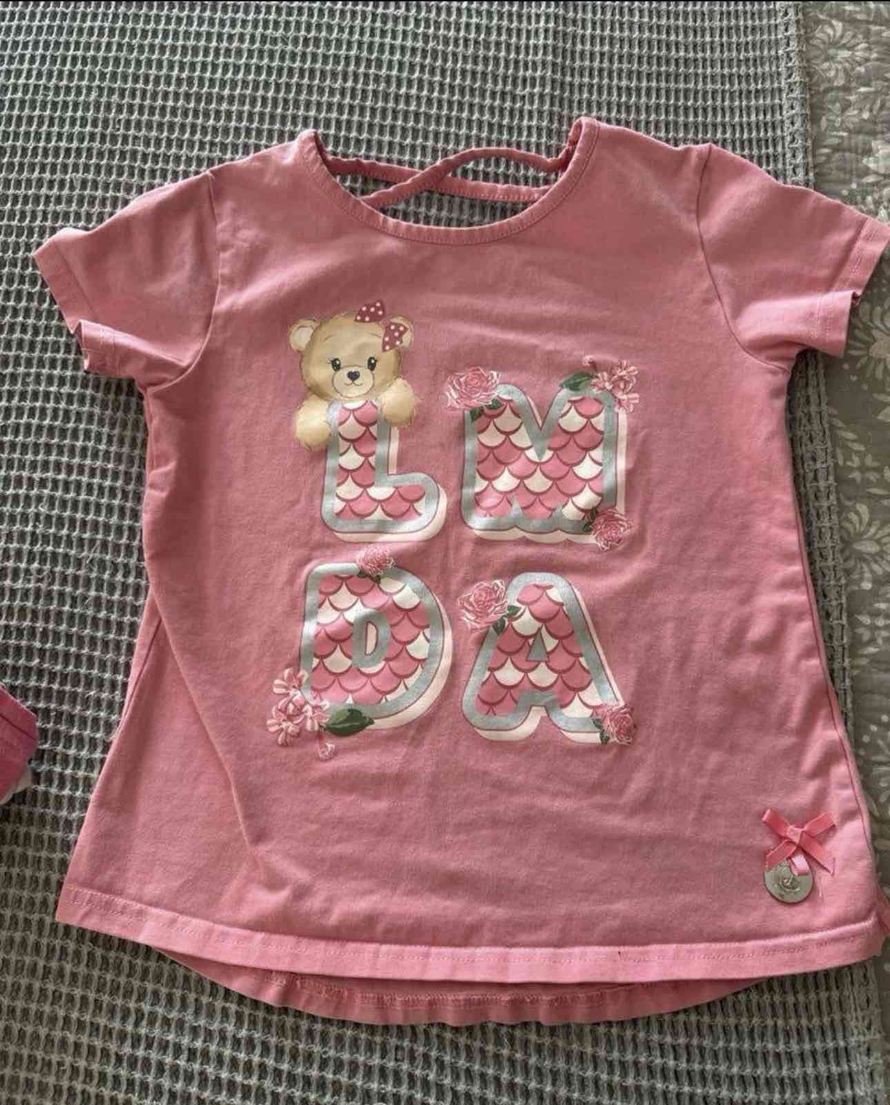 Polera rosa con estampado de oso