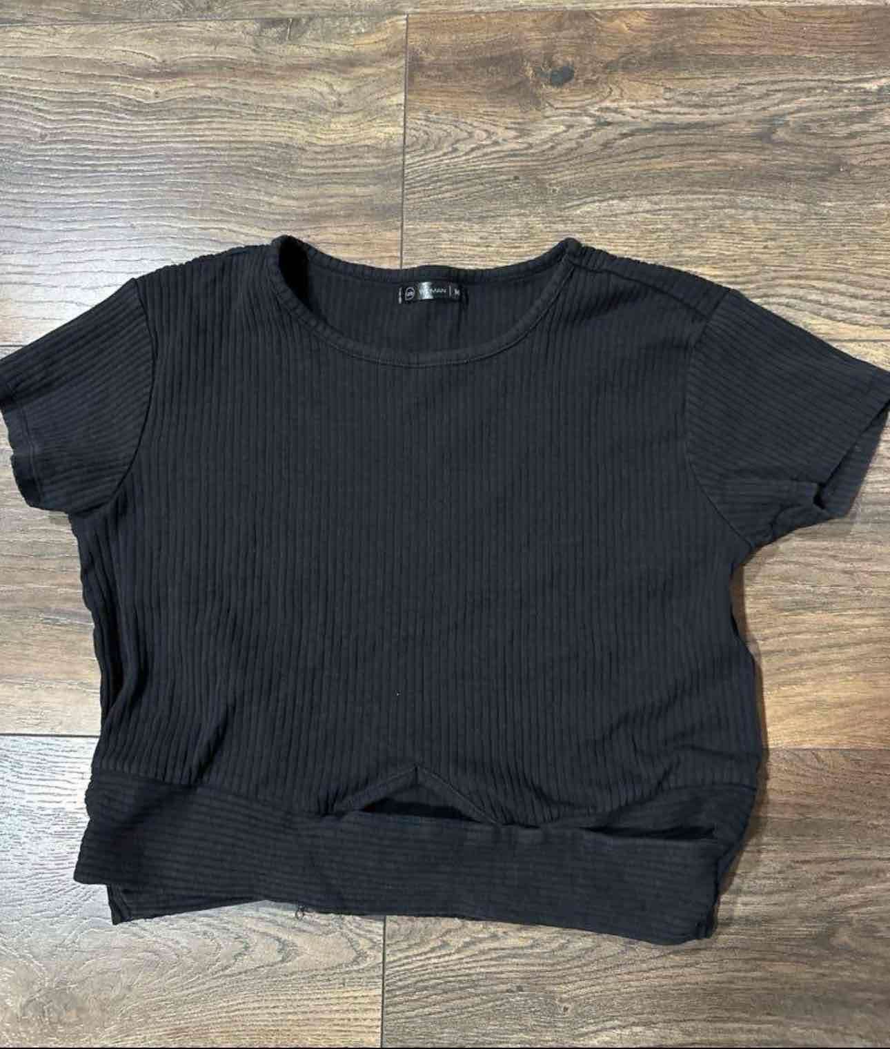 Polera negra corta mujer