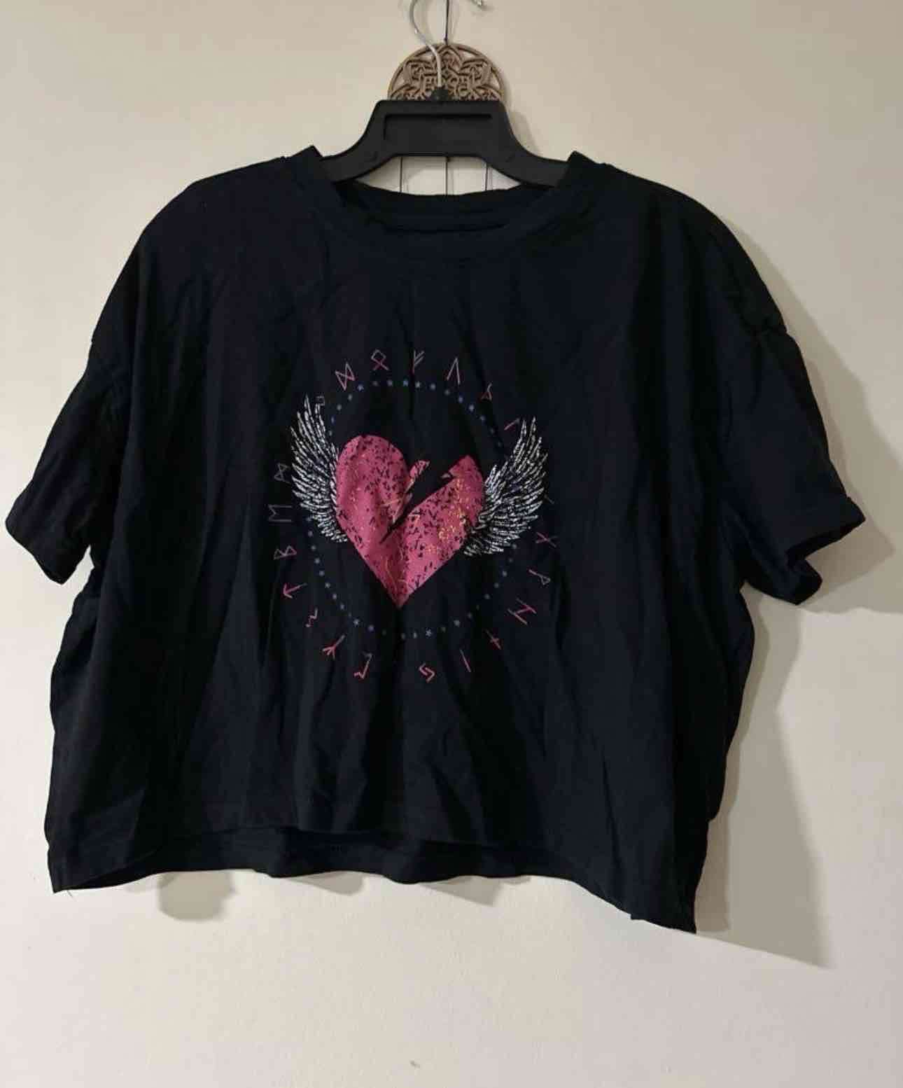 Polera negra con corazón estampado
