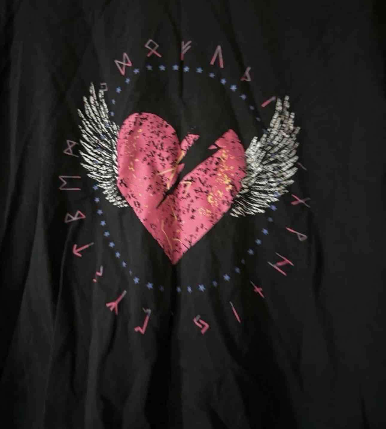 Polera negra con corazón estampado - miniatura 2