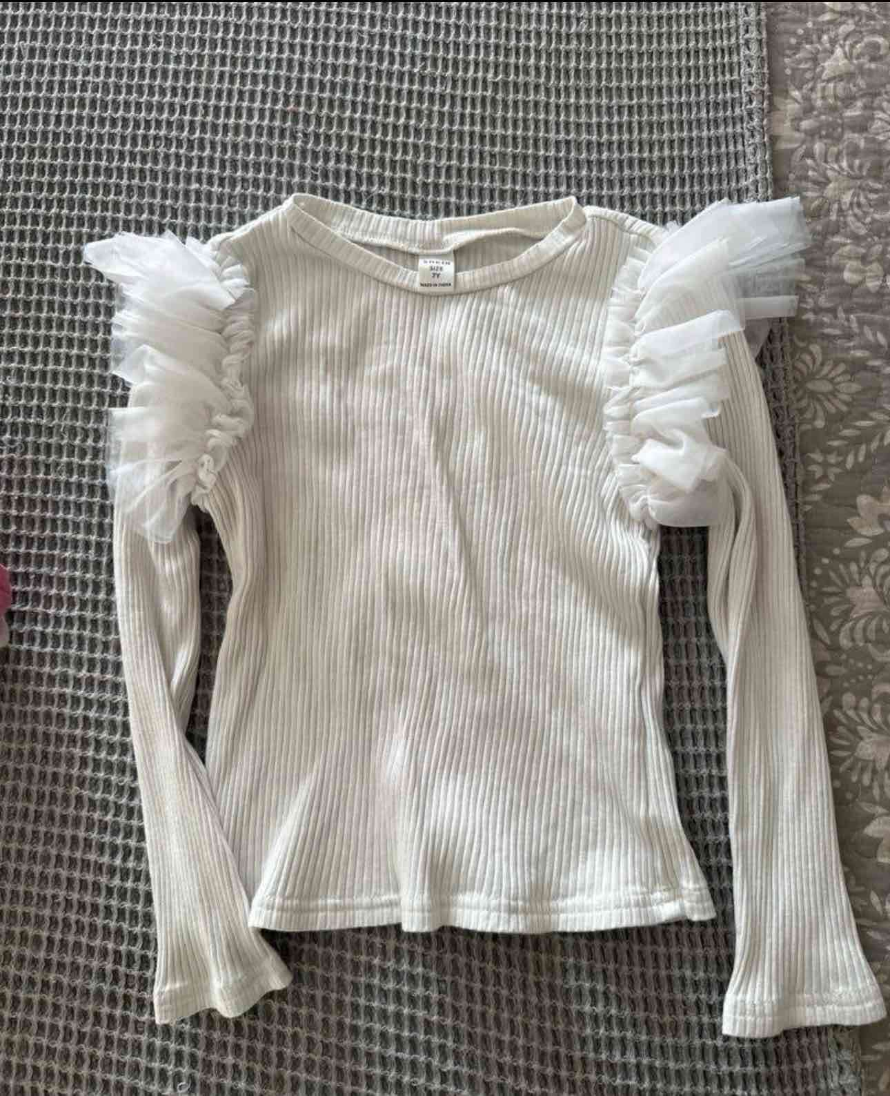 Polera blanca con mangas de tul