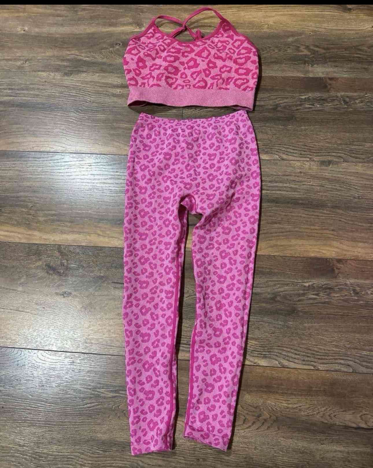 Conjunto deportivo rosado de leopardo