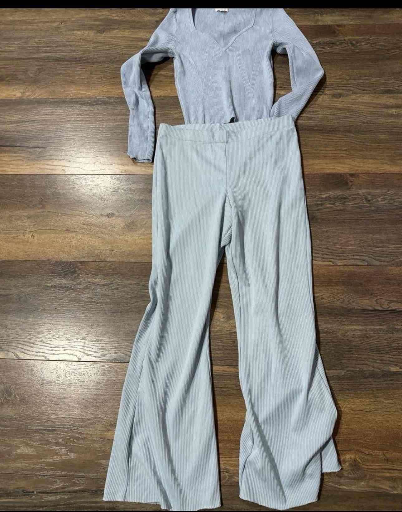 Conjunto de pantalón y polera celeste deslavado