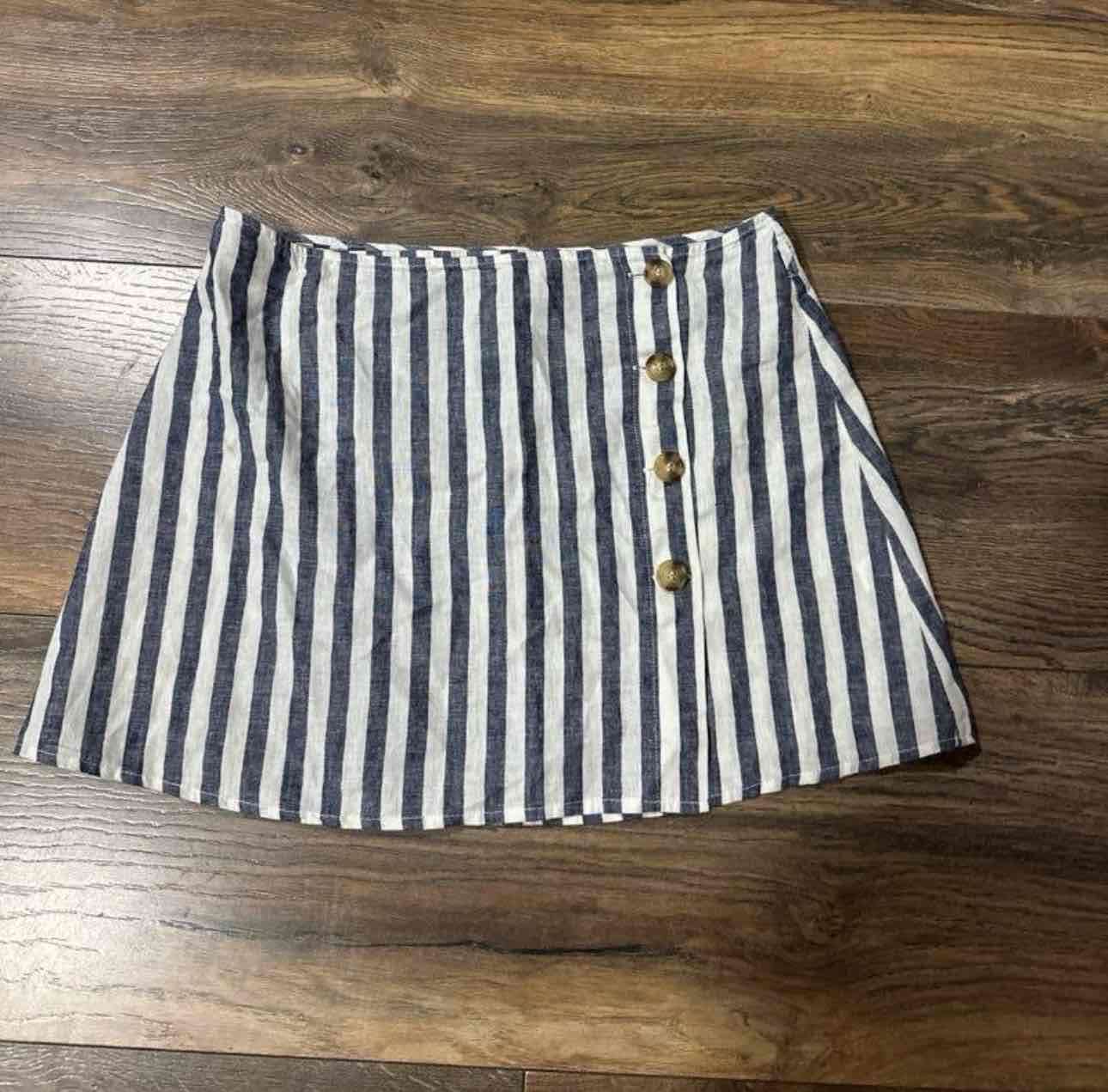 Falda corta a rayas verticales