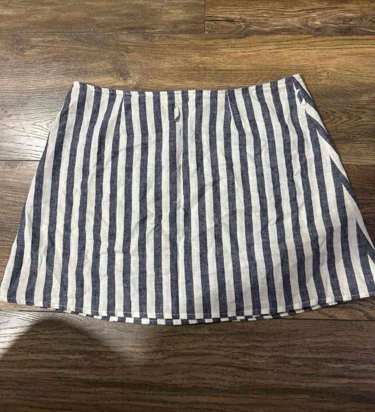 Falda corta a rayas verticales - miniatura 2