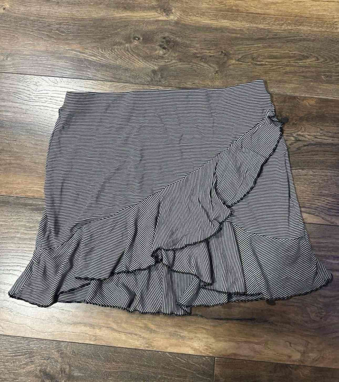 Falda corta con volantes