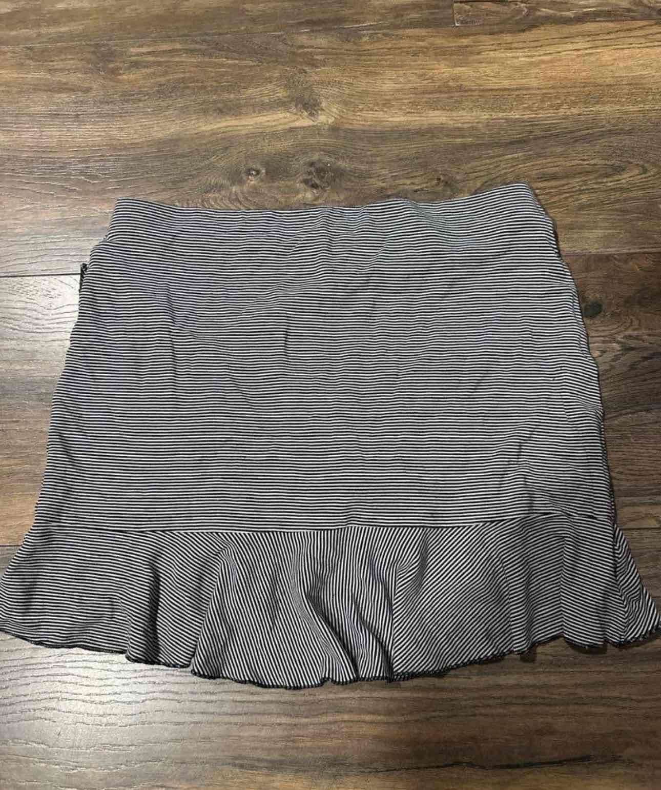 Falda corta con volantes - miniatura 2