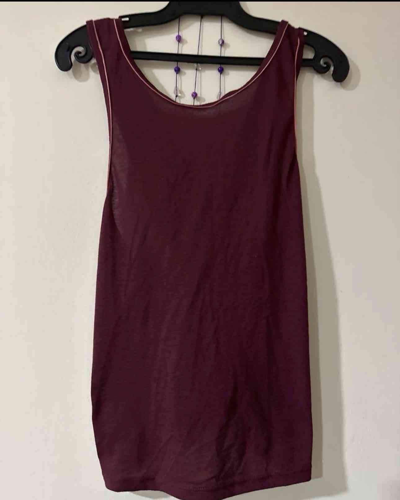 Polera sin mangas color burdeo