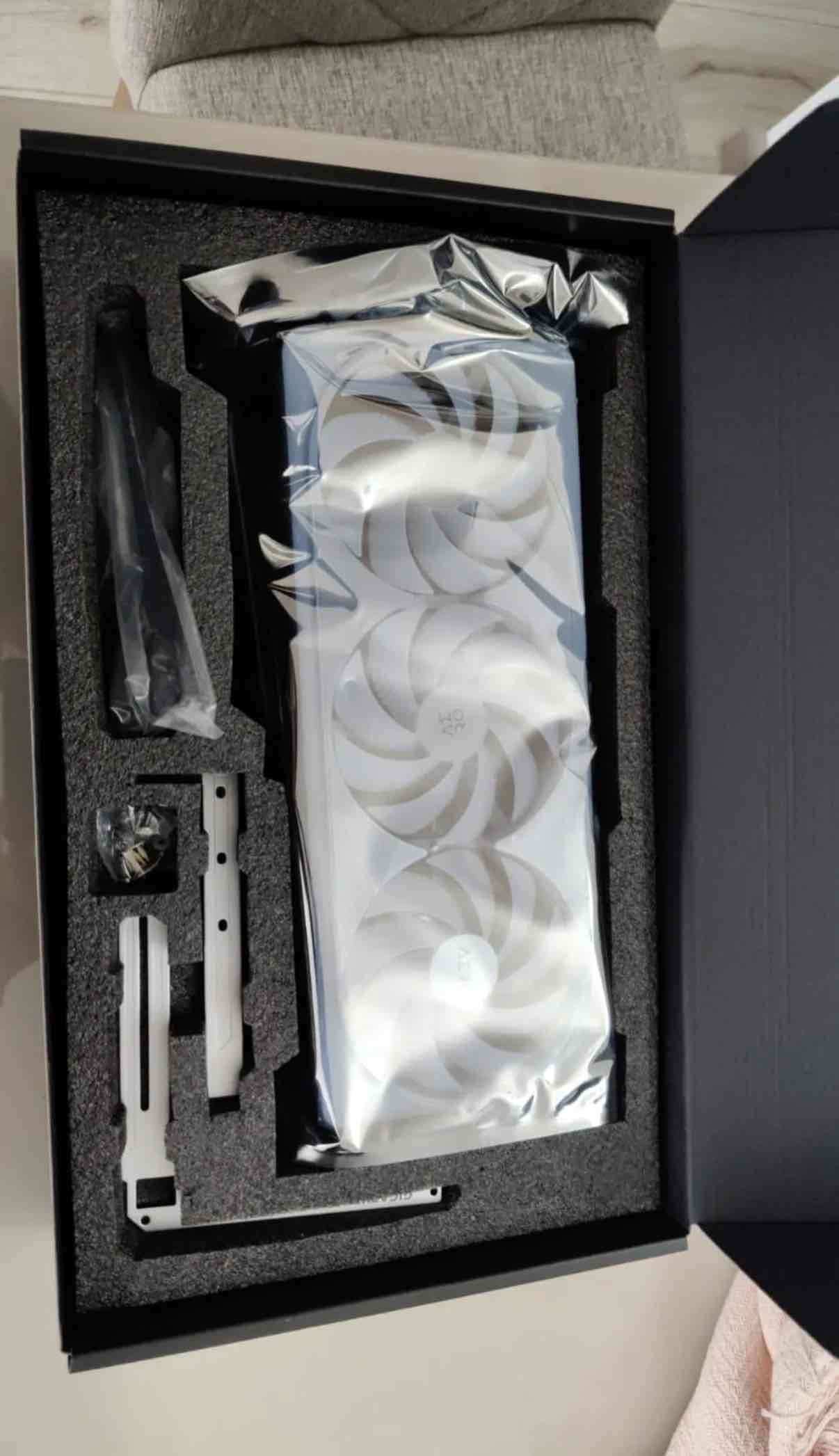 Tarjeta gráfica Gigabyte RTX 4090 - miniatura 2