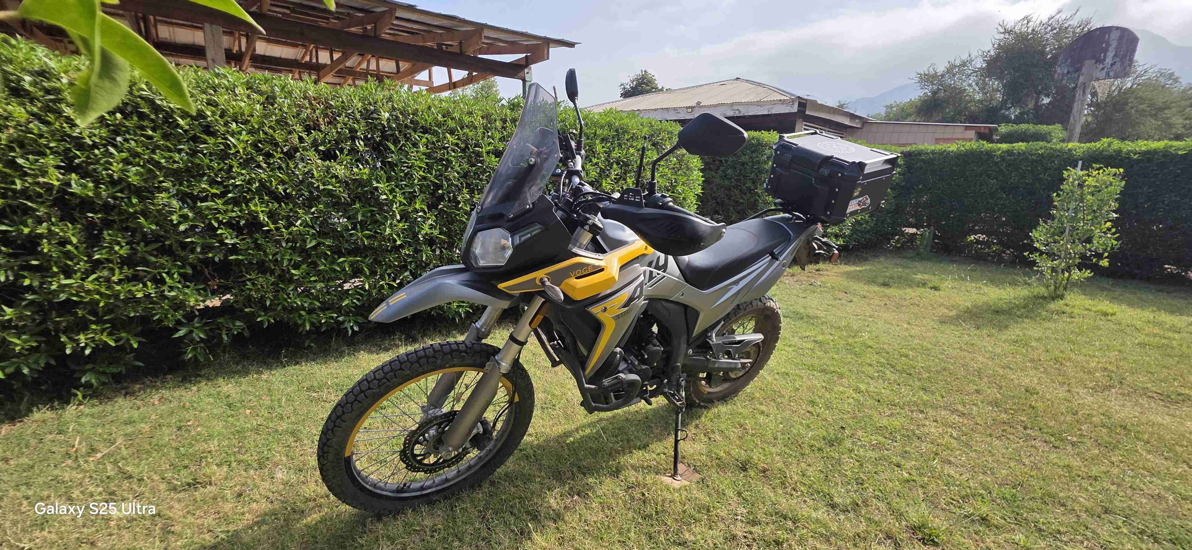 Motocicleta doble proposito amarilla - miniatura 2