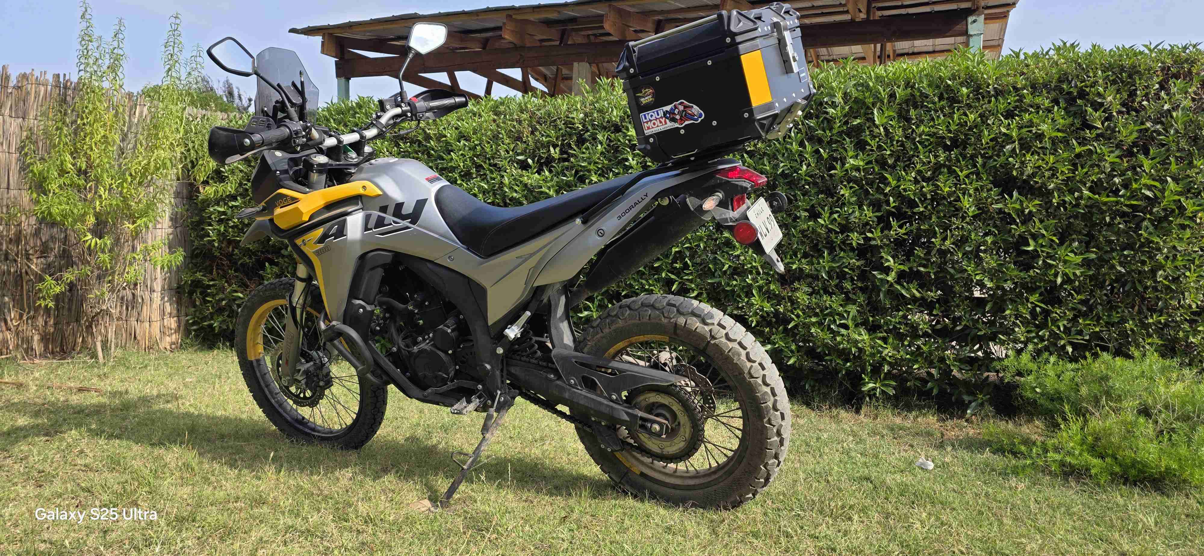 Motocicleta doble proposito amarilla - miniatura 3