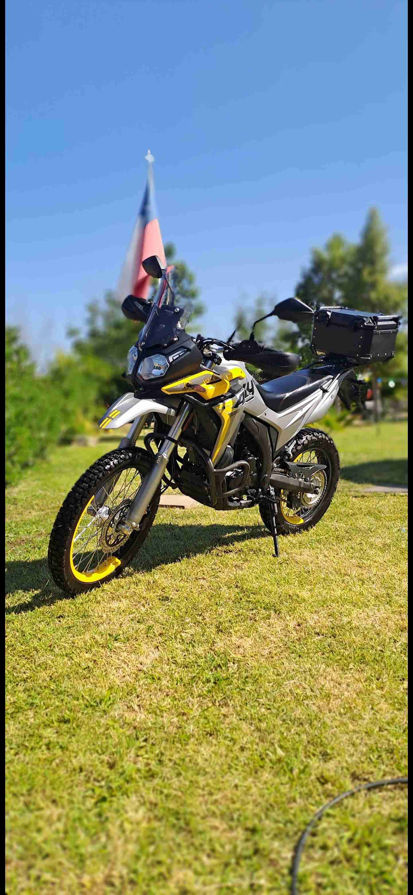 Motocicleta doble proposito amarilla - miniatura 4