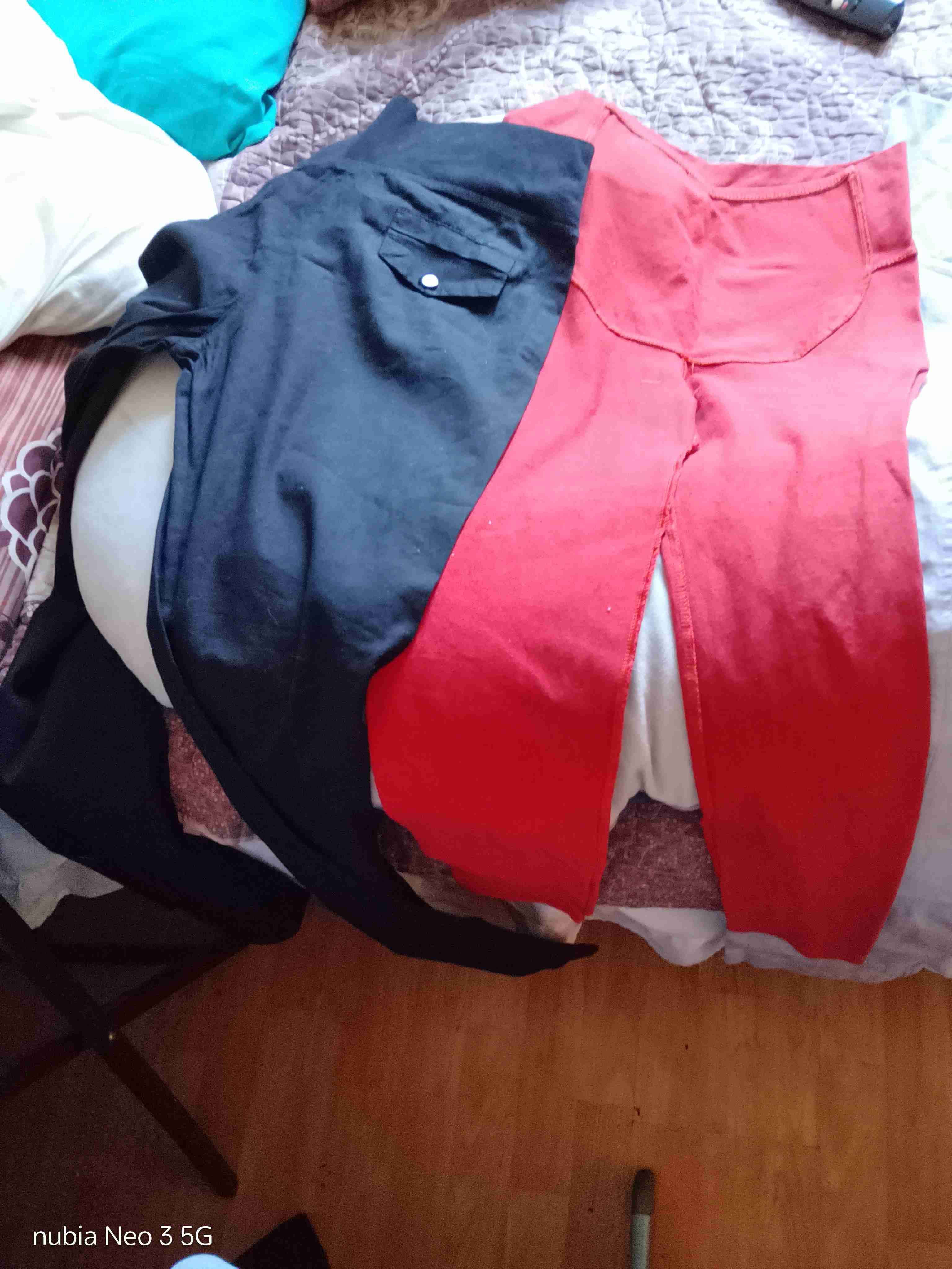 Pantalones negros y rojos maternales