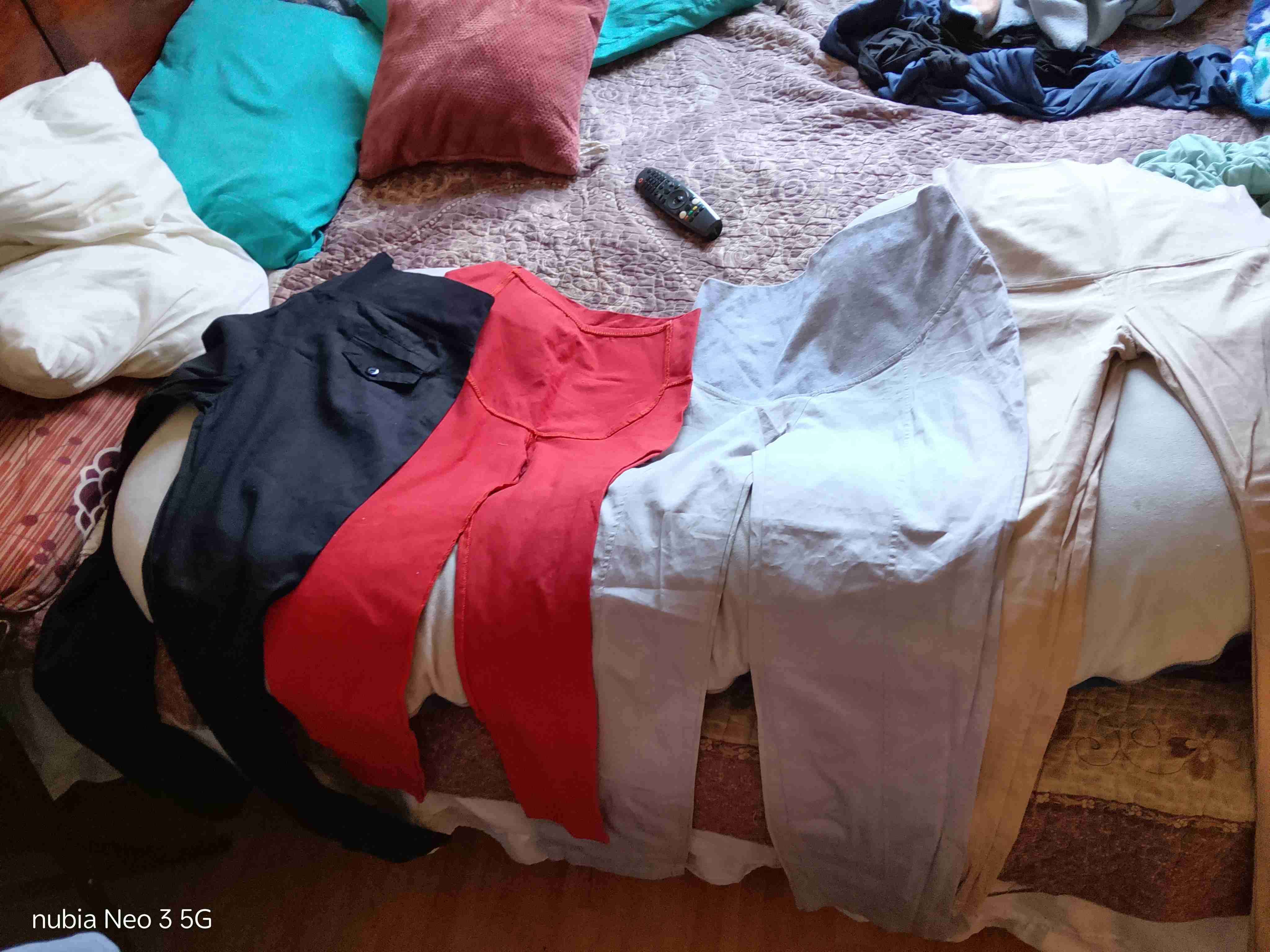 Pantalones negros y rojos maternales - miniatura 3