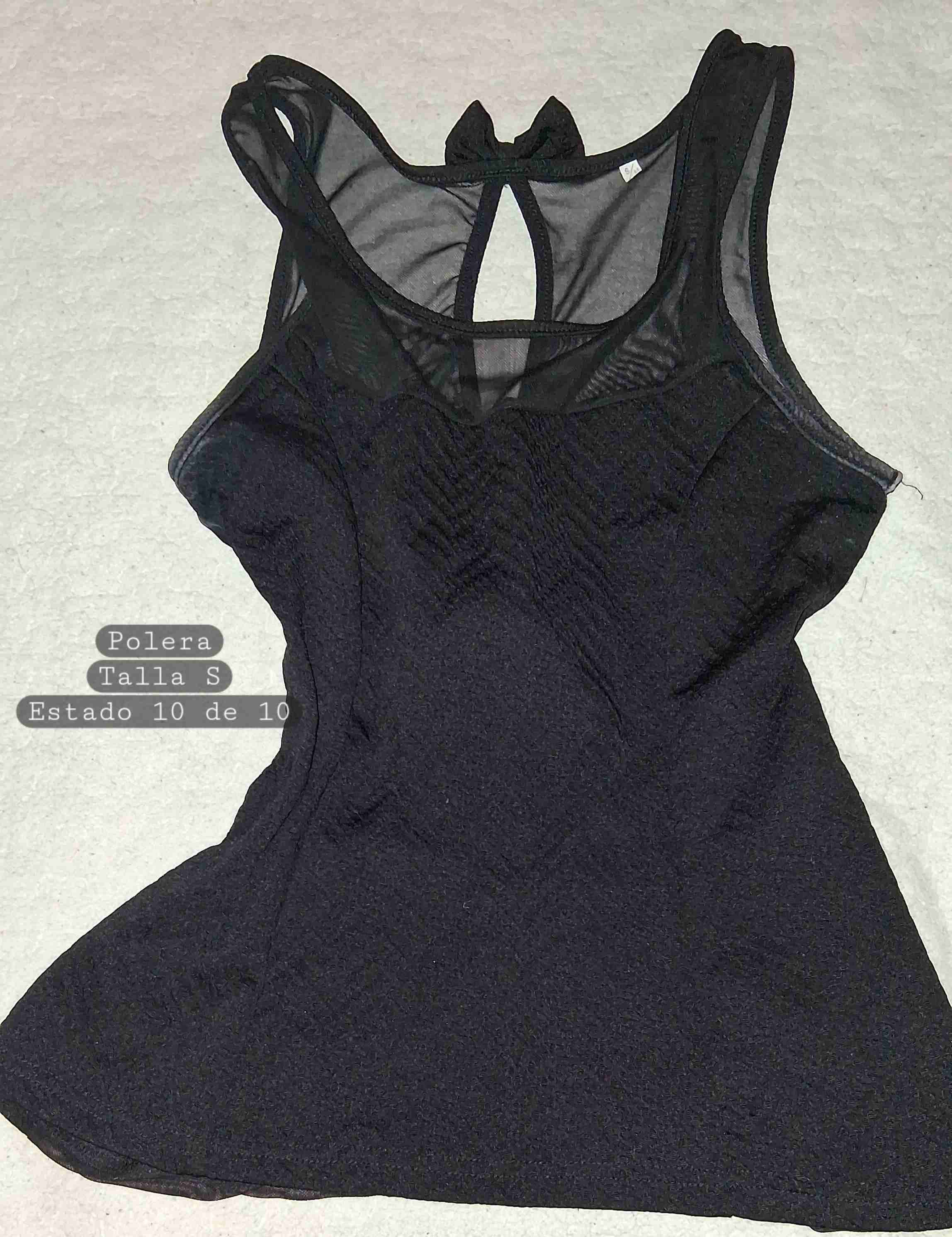 Polera negra con transparencias