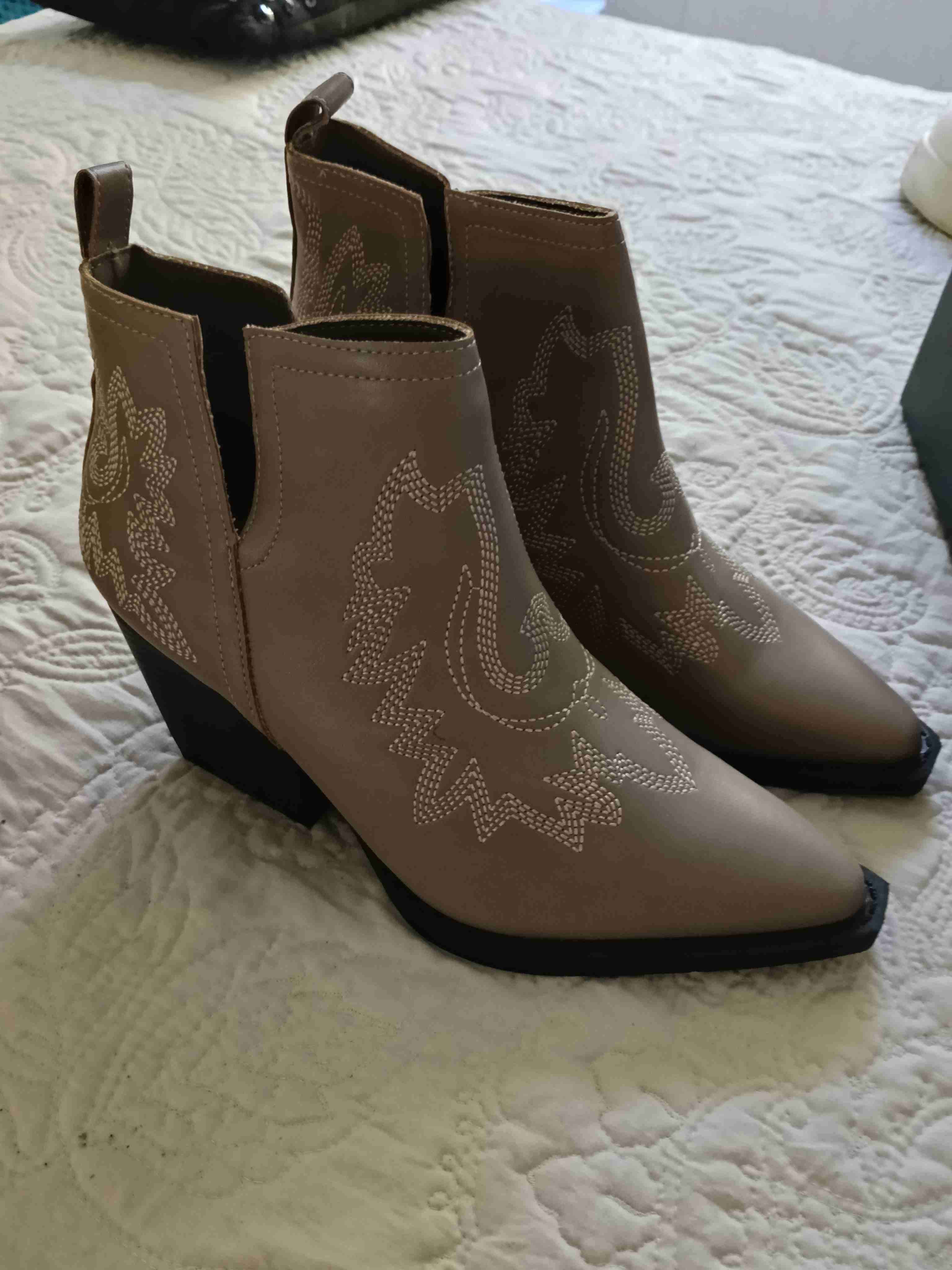 Botines marrones con bordado