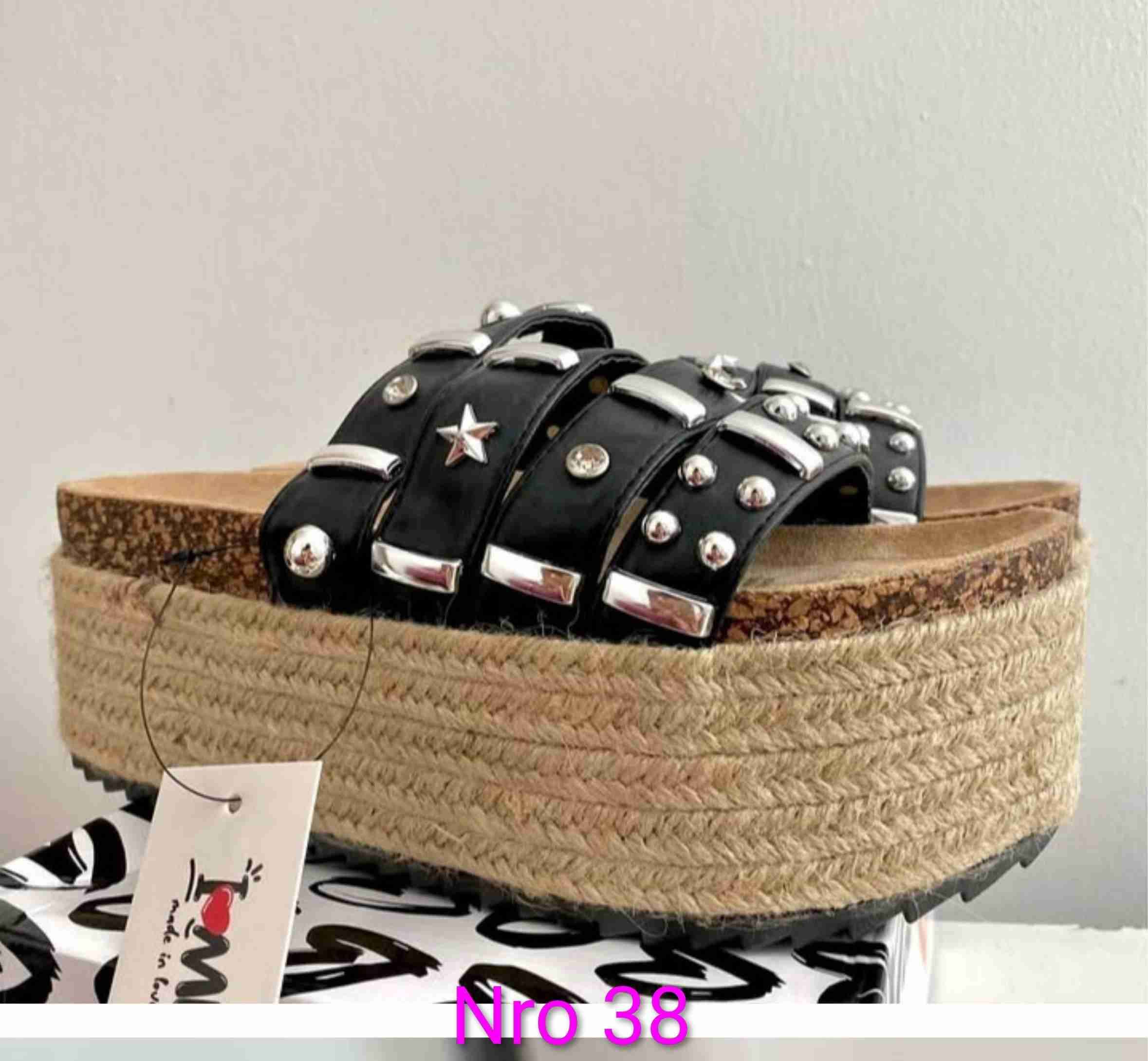 Sandalias plataforma negras con tachas