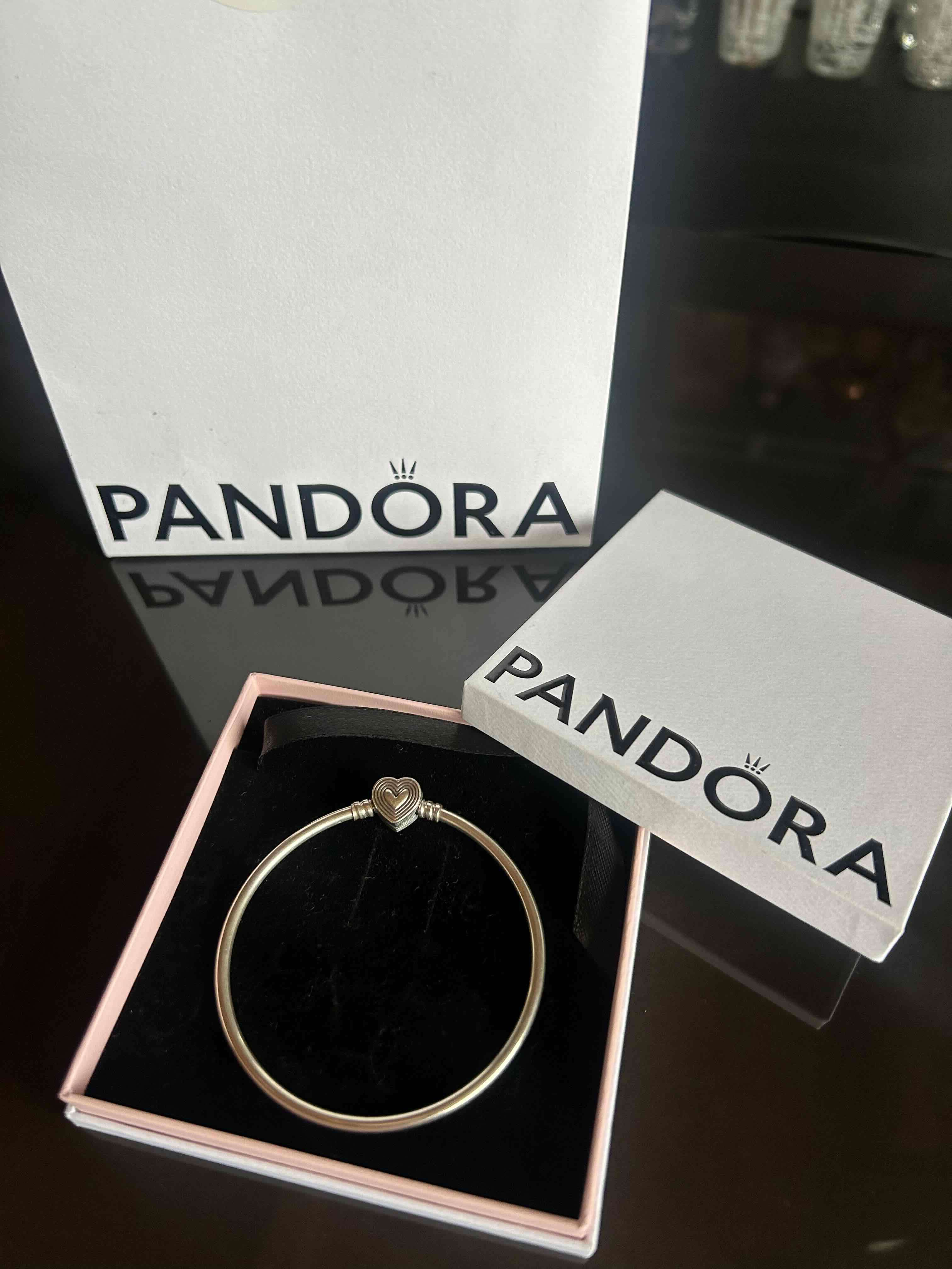 Pulsera Pandora con dije corazón