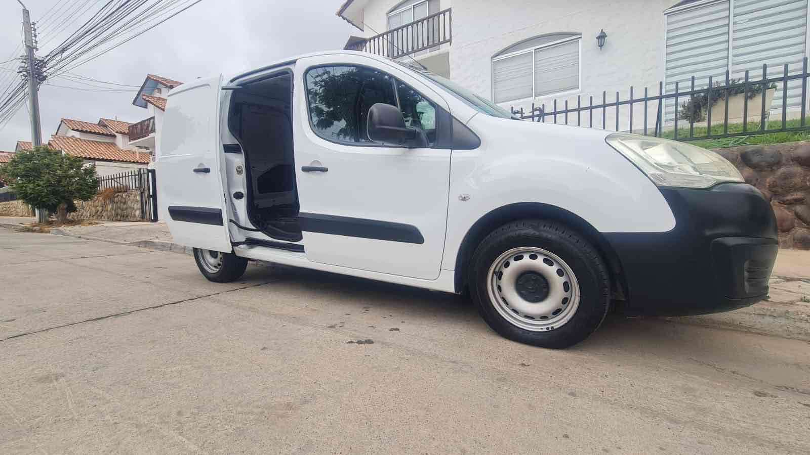 Camioneta Citroën blanca usada - miniatura 2