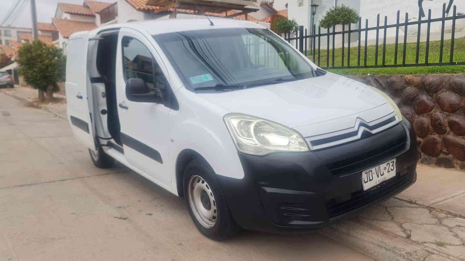 Camioneta Citroën blanca usada - miniatura 3