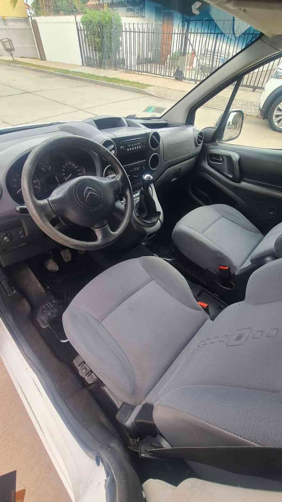 Camioneta Citroën blanca usada - miniatura 4