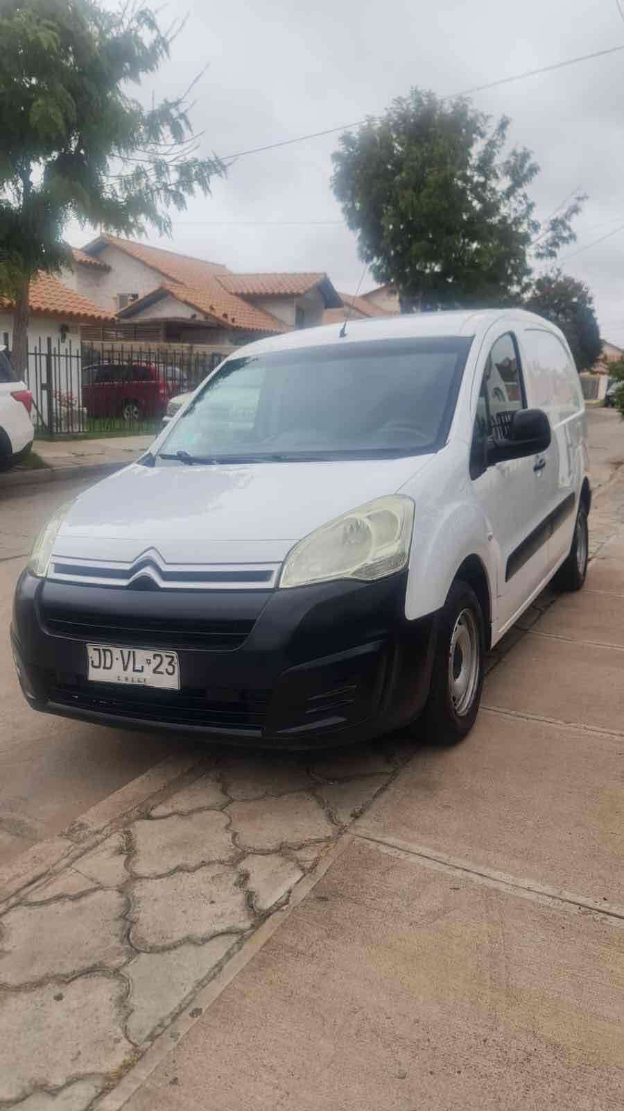 Camioneta Citroën blanca usada - miniatura 6
