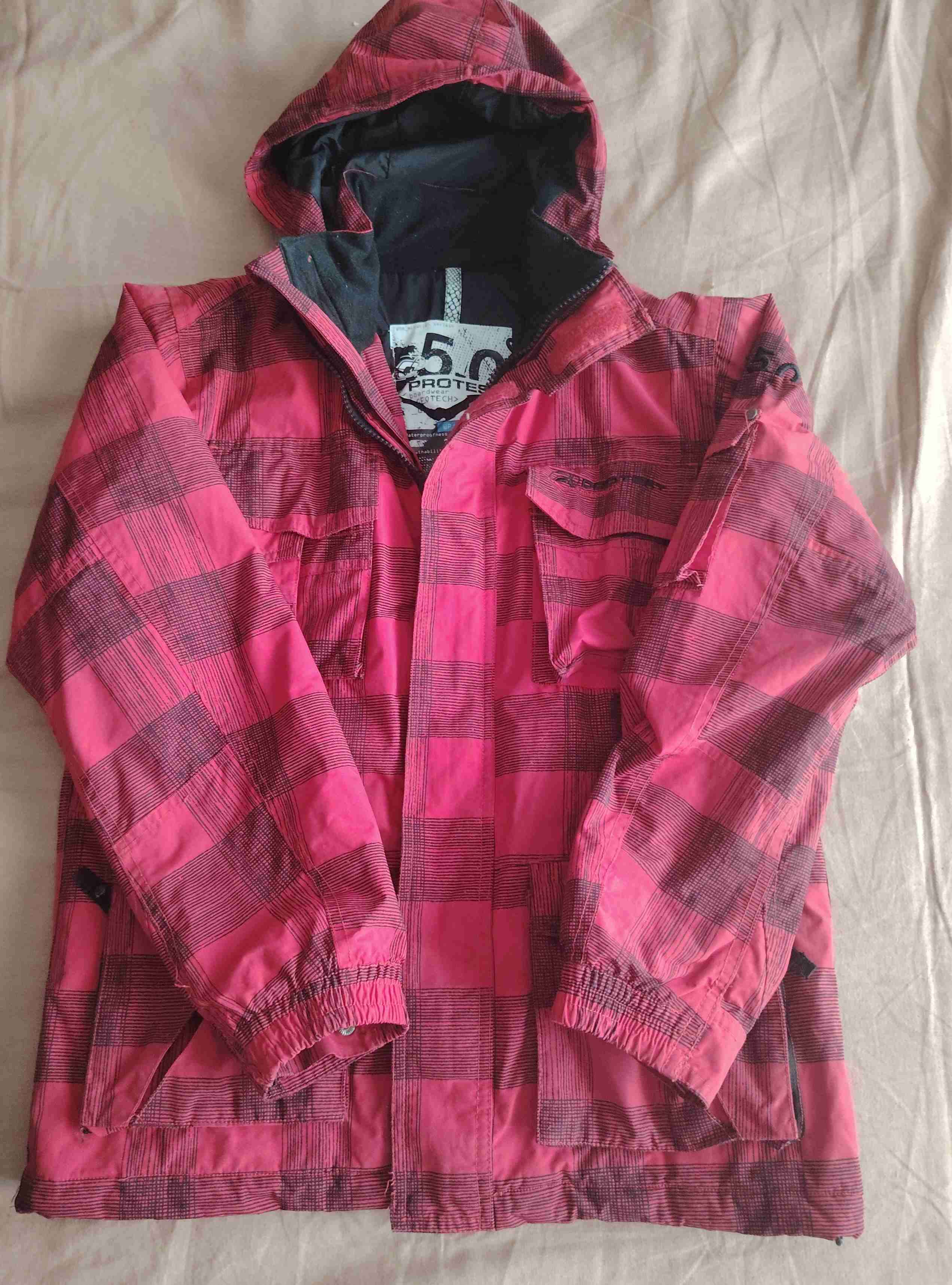 Chaqueta roja a cuadros con capucha