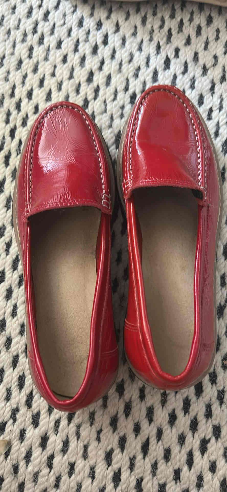 Mocasines rojos de cuero