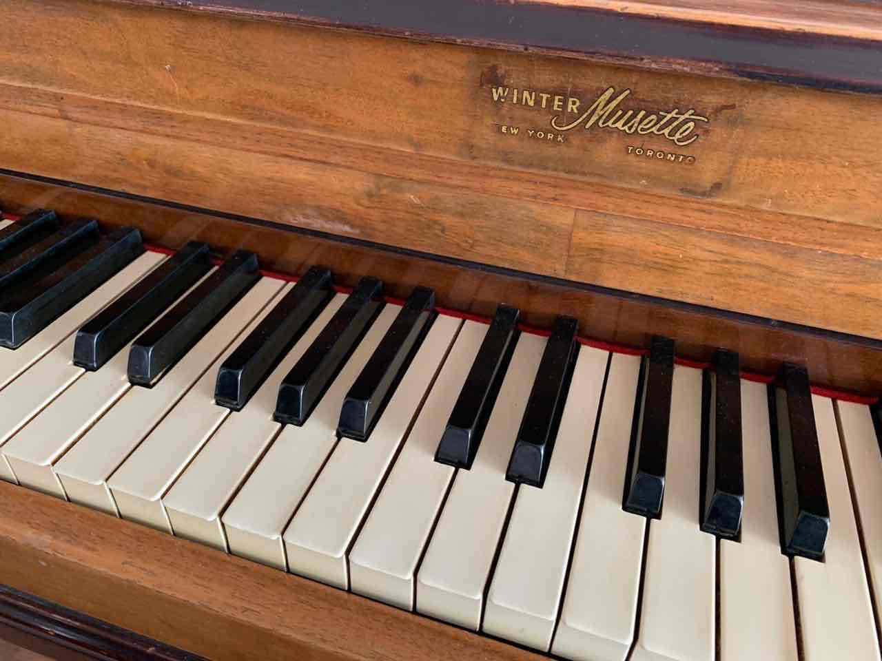 Piano vertical Winter Musette