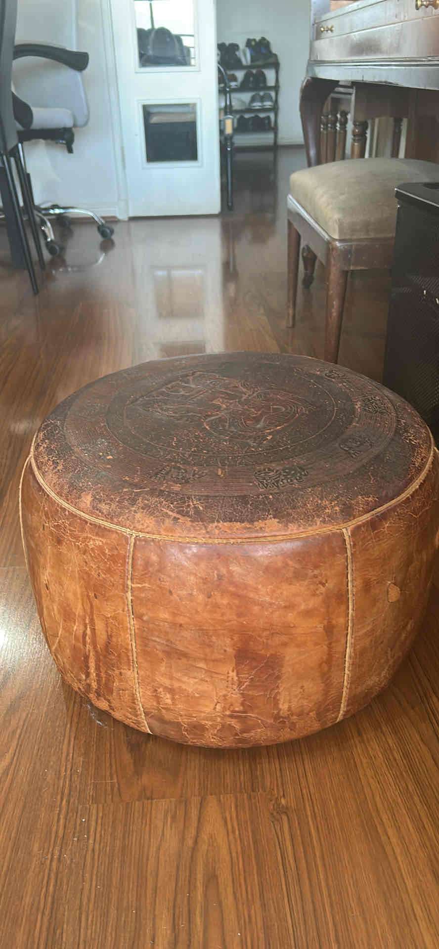 Puff de cuero vintage