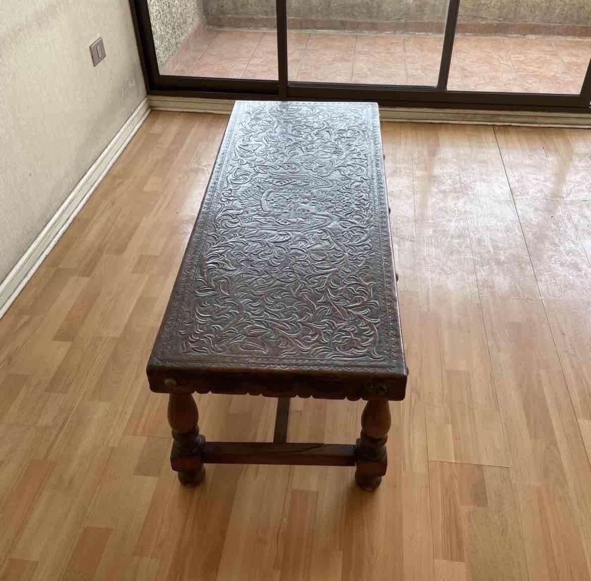 Mesa de centro de cuero tallada - miniatura 2