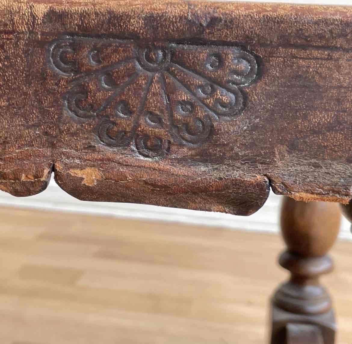 Mesa de centro de cuero tallada - miniatura 3