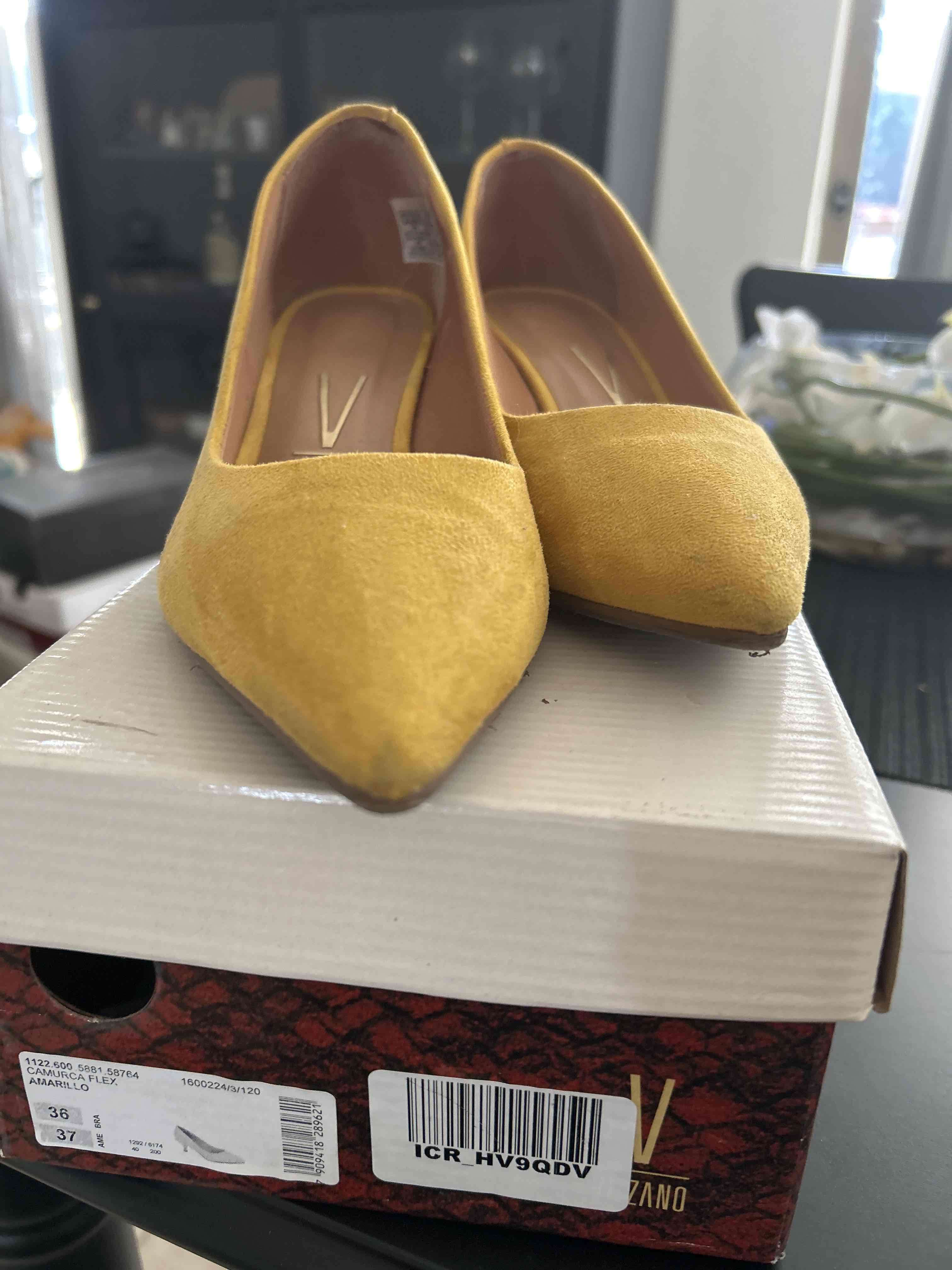 Zapatos amarillos de gamuza