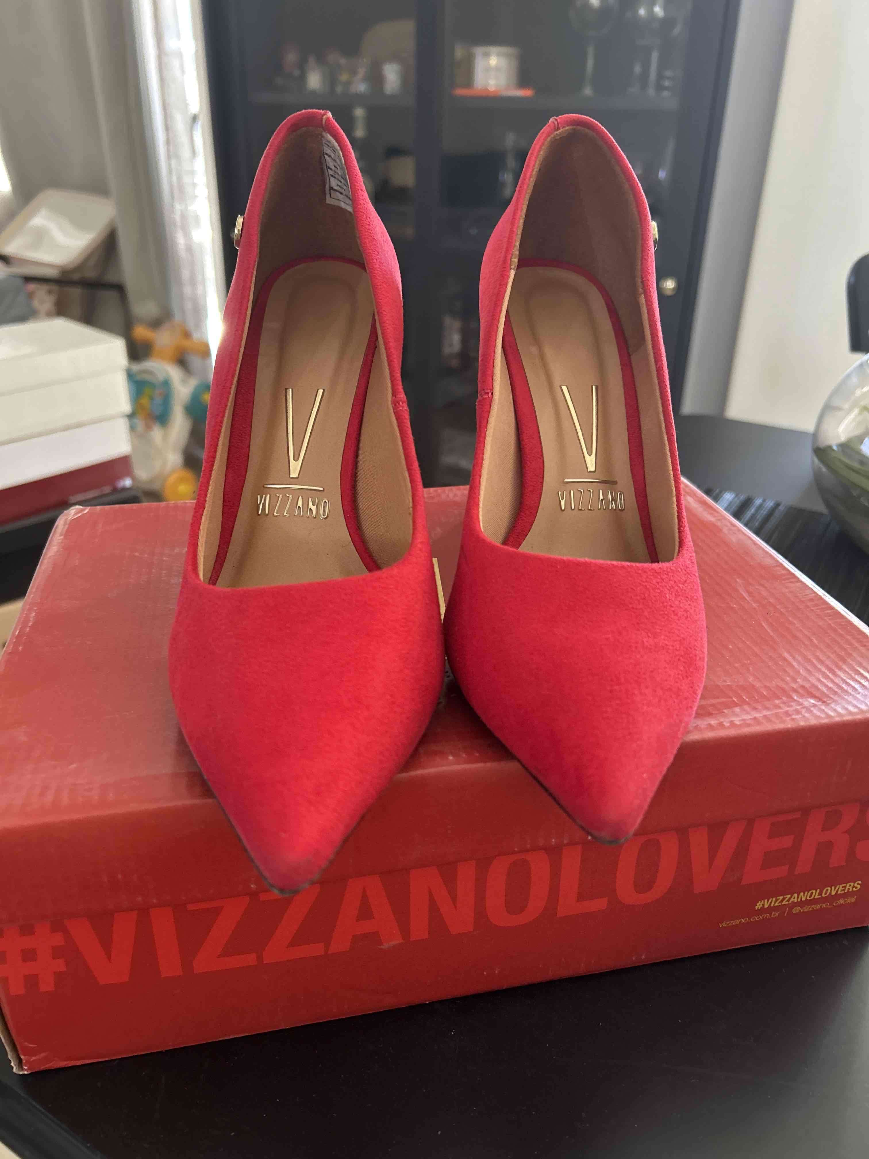 Zapatos rojos Vizzano en caja