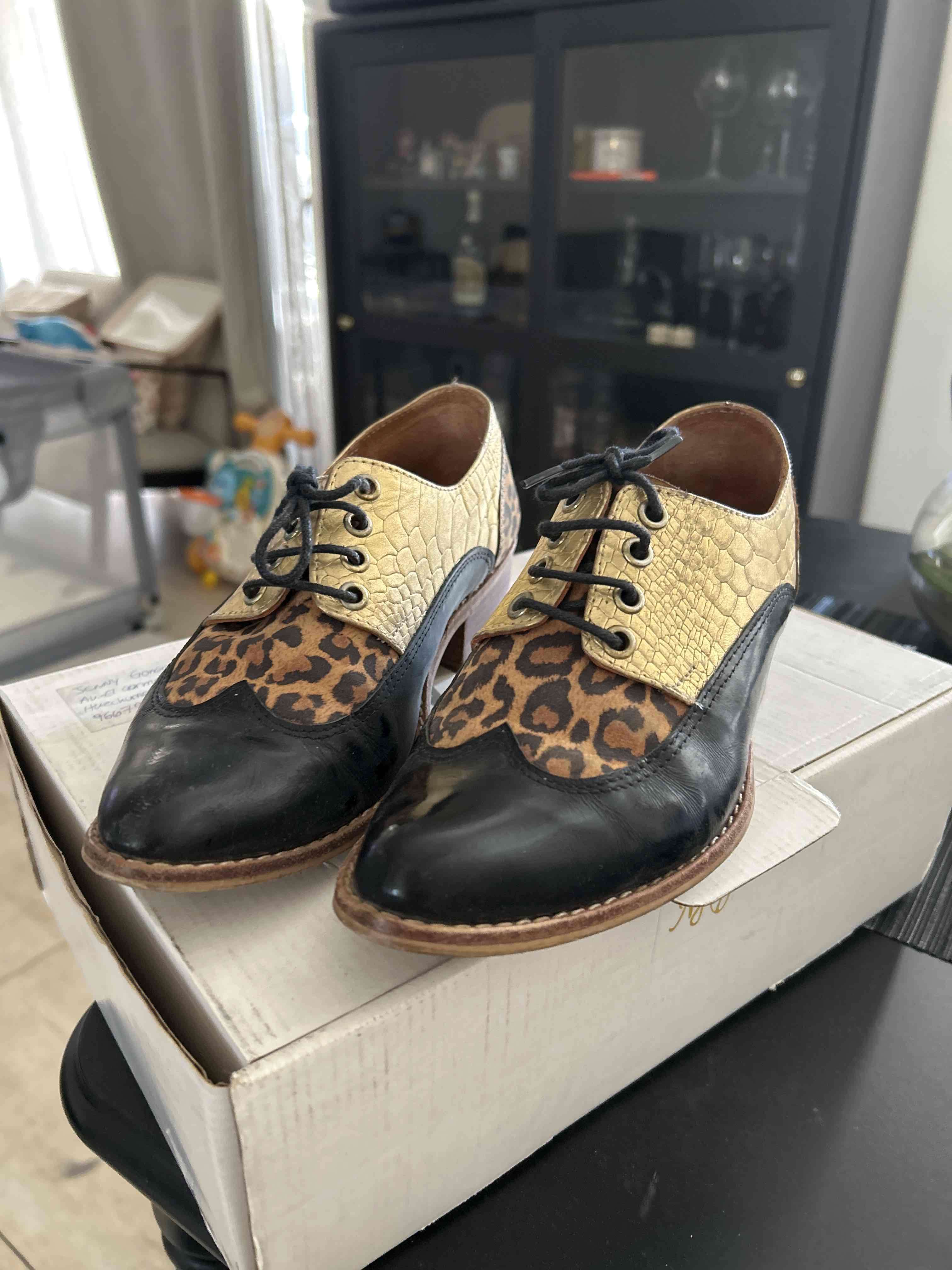 Zapatos de cuero con estampado animal