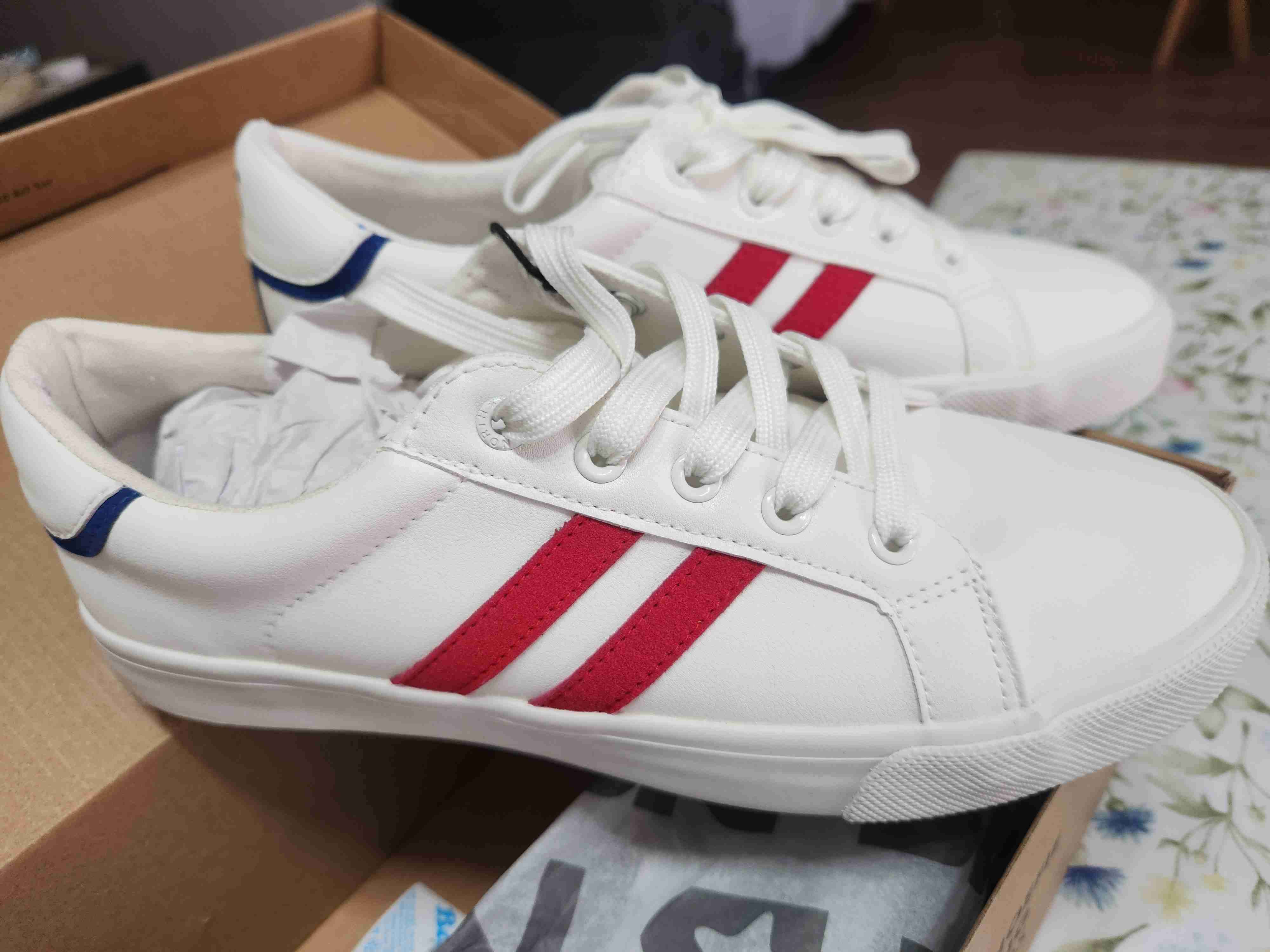 Zapatillas blancas con rayas rojas north stars - miniatura 2