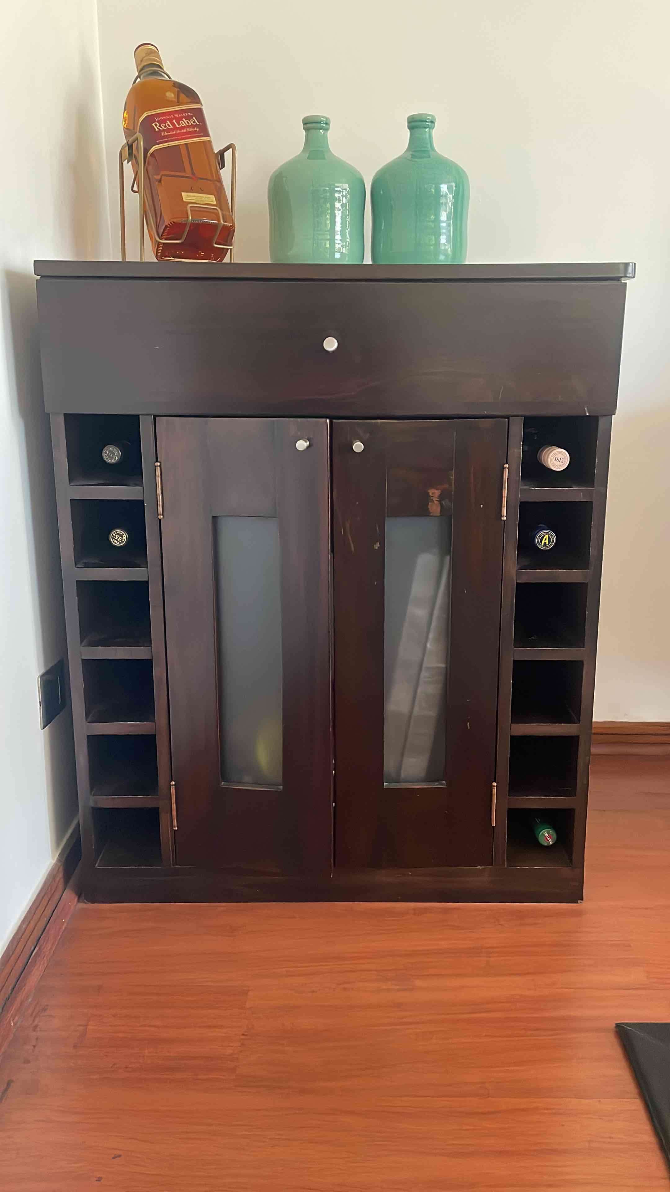 Bar de madera con almacenamiento