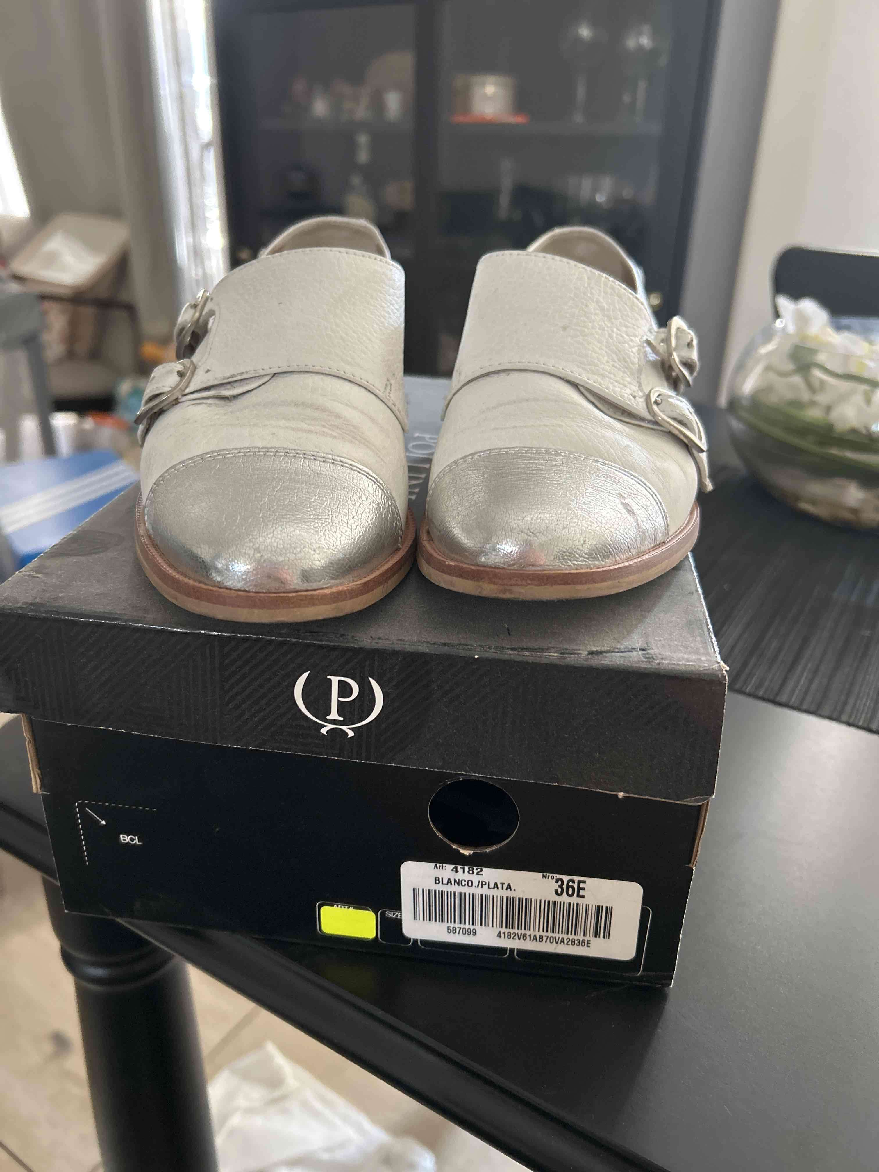 Zapatos blancos plata