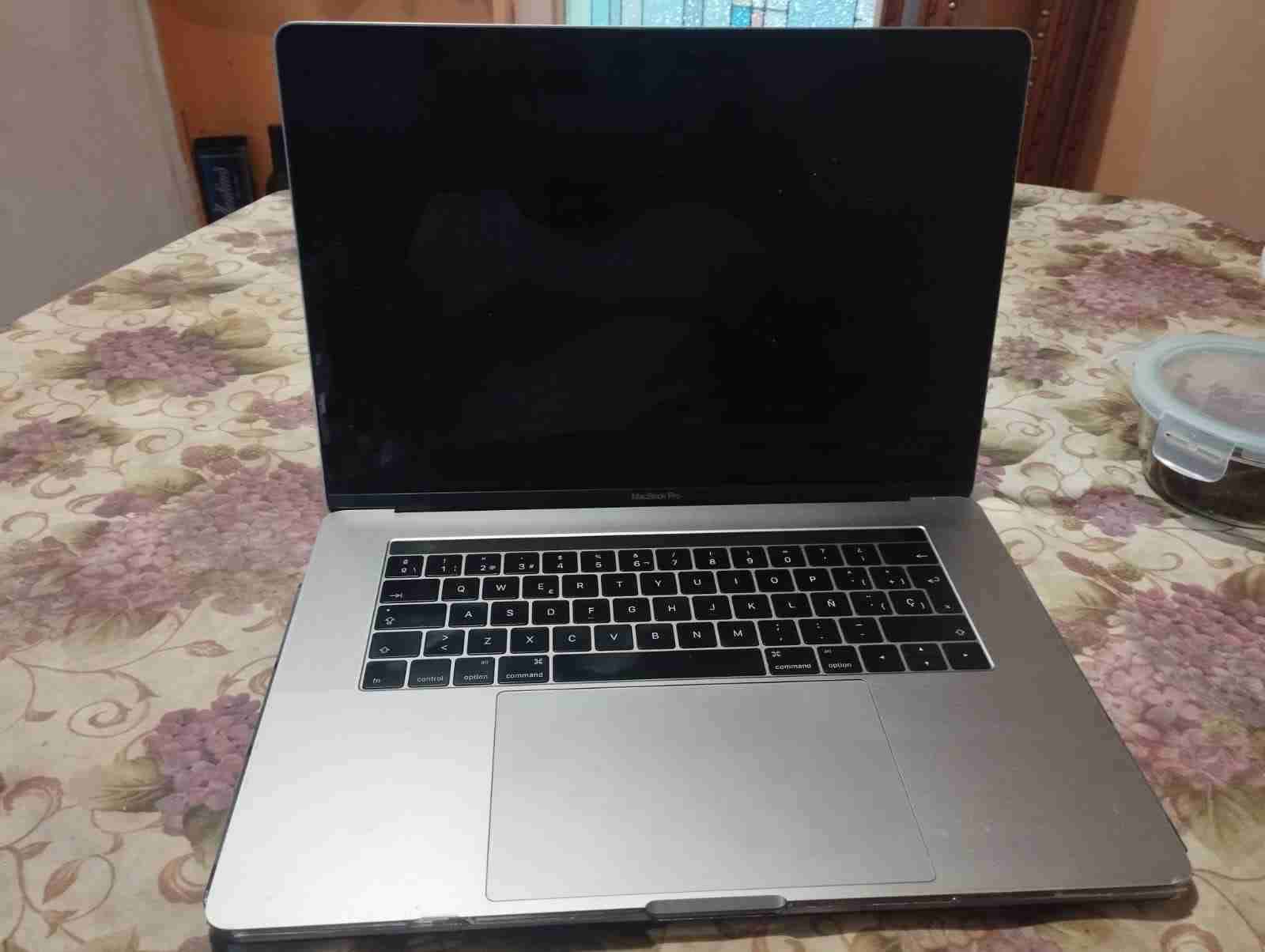 MacBook Pro 15' Retina con Touch Bar de 512 GB - miniatura 1