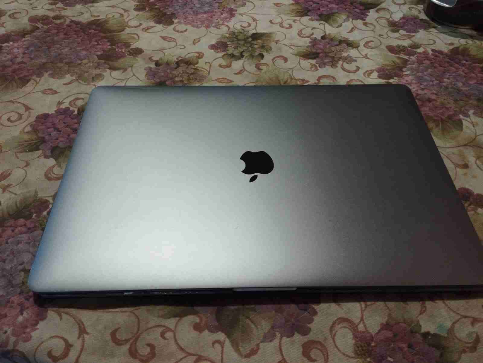 MacBook Pro 15' Retina con Touch Bar de 512 GB - miniatura 2