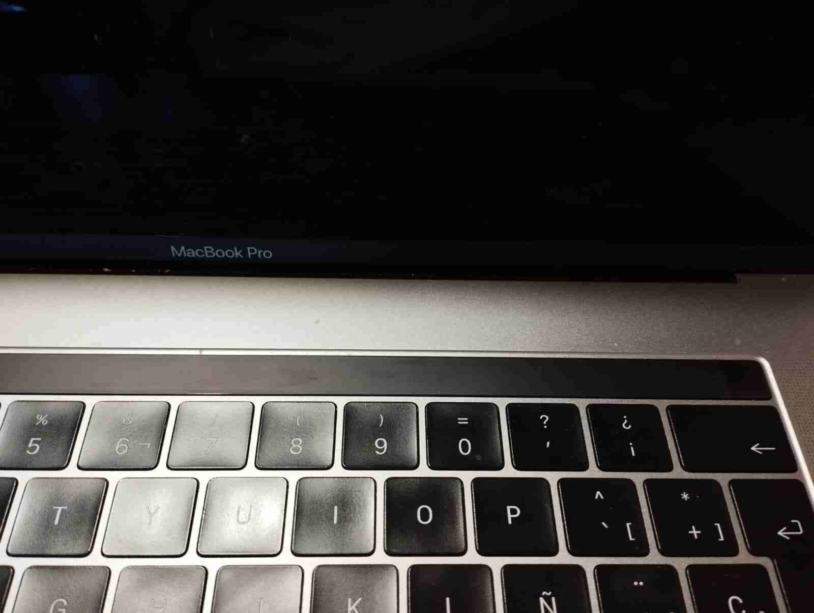 MacBook Pro 15' Retina con Touch Bar de 512 GB - miniatura 3